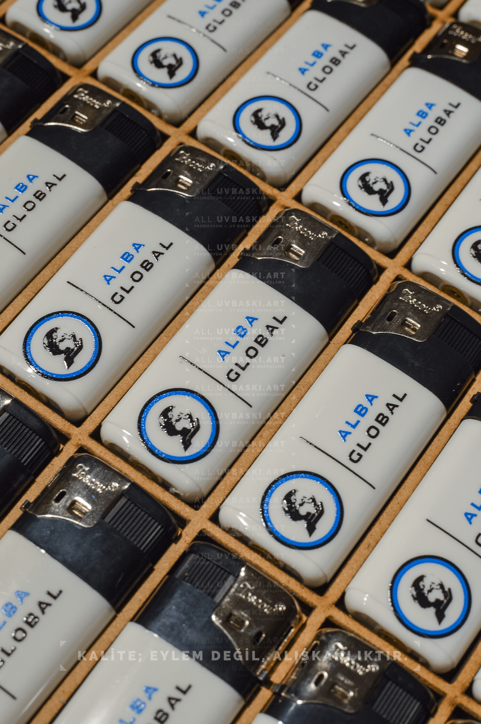 Plastik çakmak üzerine UV baskılı minimal logo