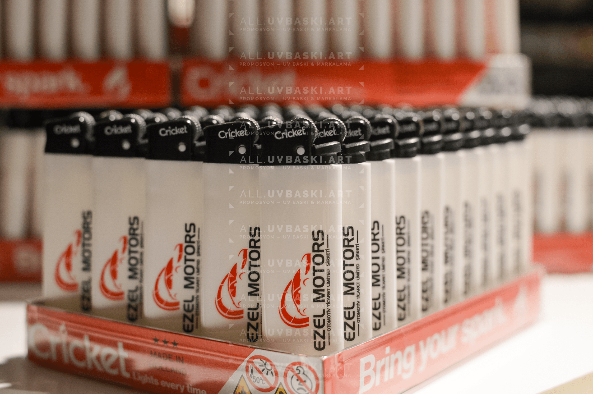 Beyaz plastik çakmak üzerine UV baskılı firma logosu