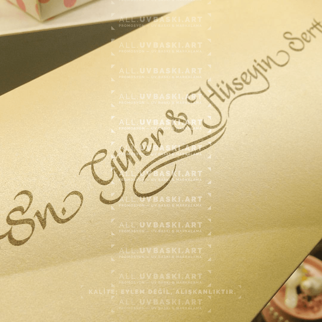 Krem davetiye siyah kaligrafi davetli adı.