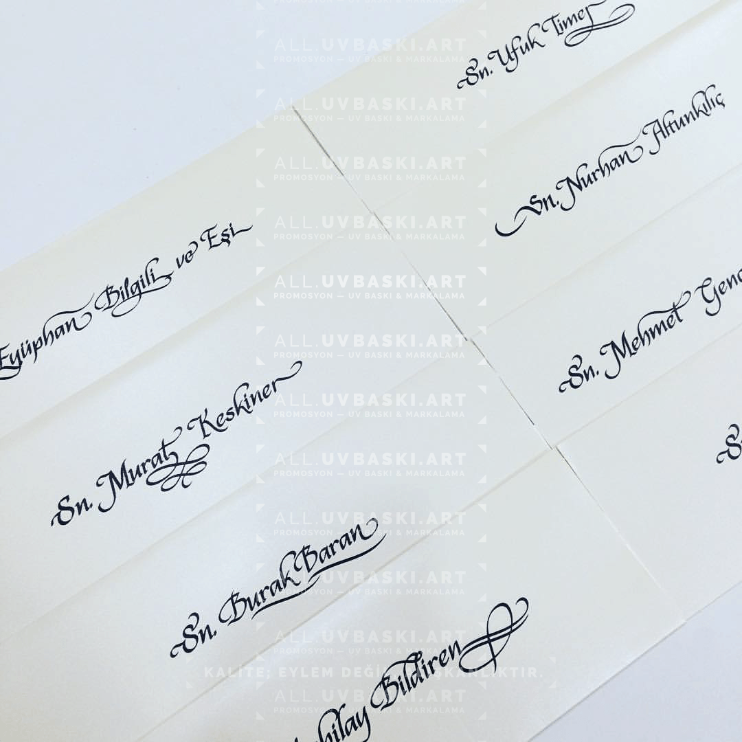 Ekru davetiye siyah kaligrafi davetli ismi yakın çekim.