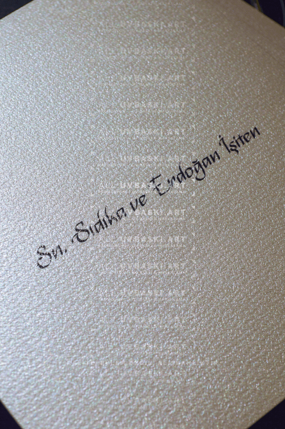 Ekru davetiyeler siyah kaligrafiyle yazılmış isimler toplu.