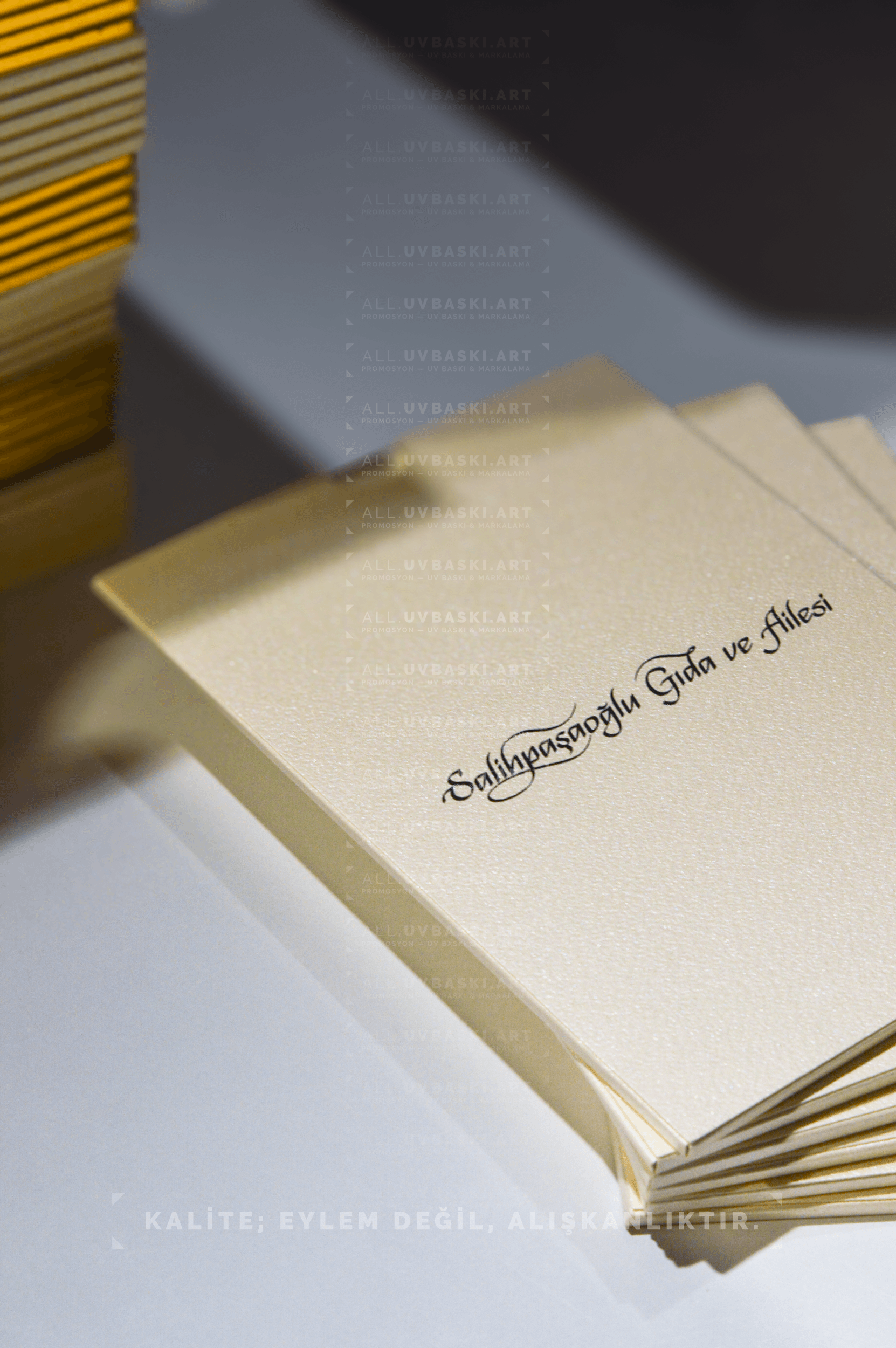 Krem rengi zarf üzerine hatasız kaligrafi baskısı.