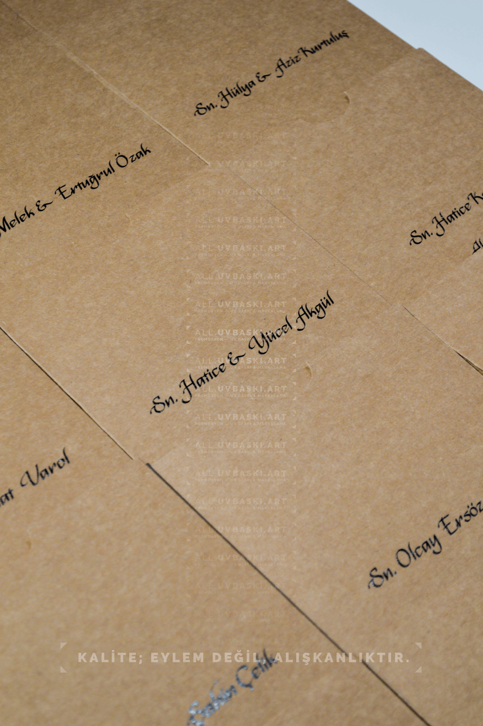 Davetiye zarfına siyah renkte UV baskı ile isim yazımı.