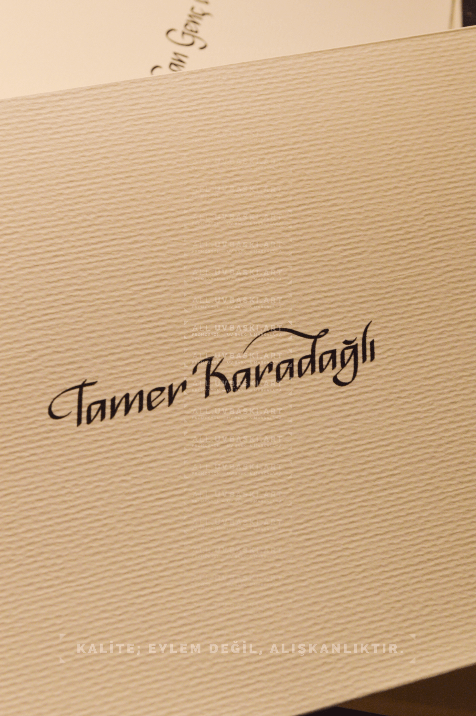 Minimalist davetiye tasarımında ince kaligrafi UV baskı