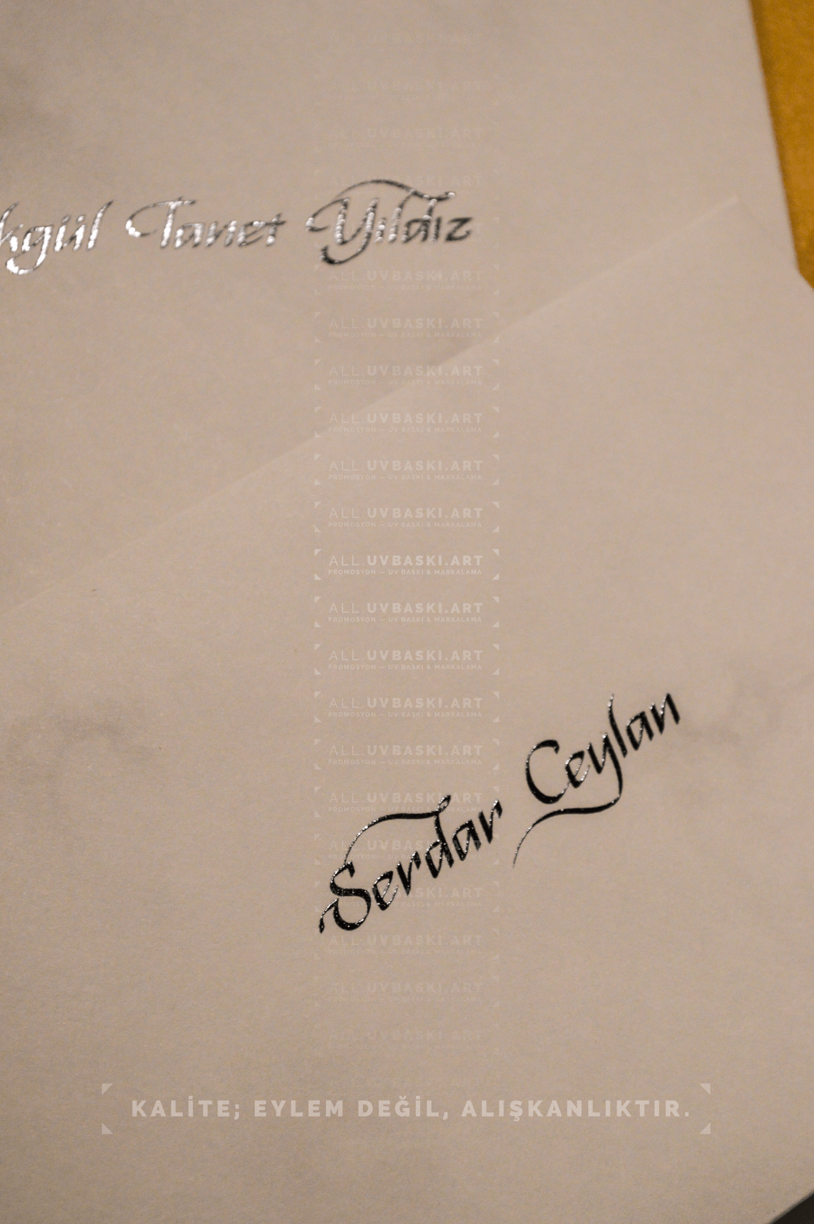 Krem zarfa siyah yazı ile şık davetiye baskısı