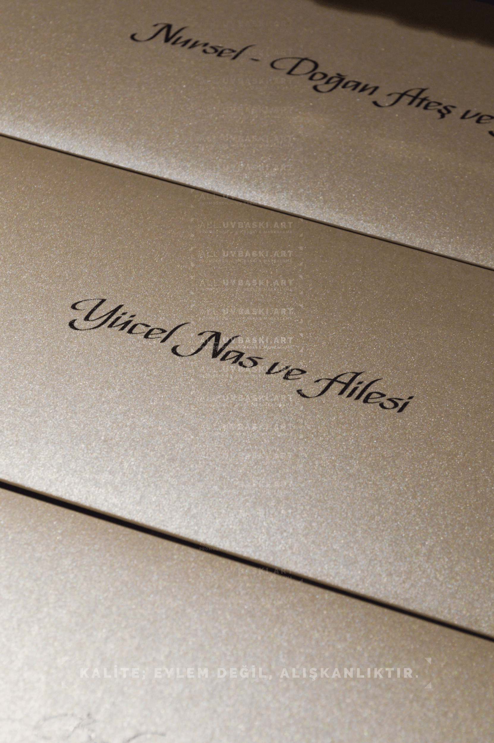 Sedef zarfa siyah yazı ile özel davetiye