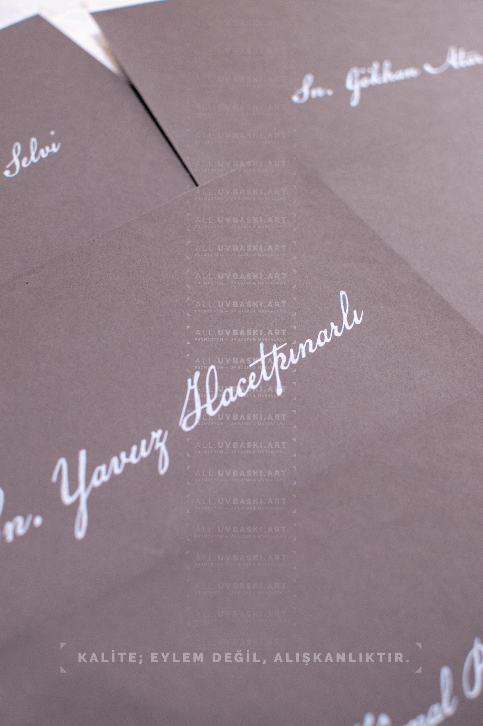 Düğün davetiyesi üzerine beyaz kaligrafi baskı