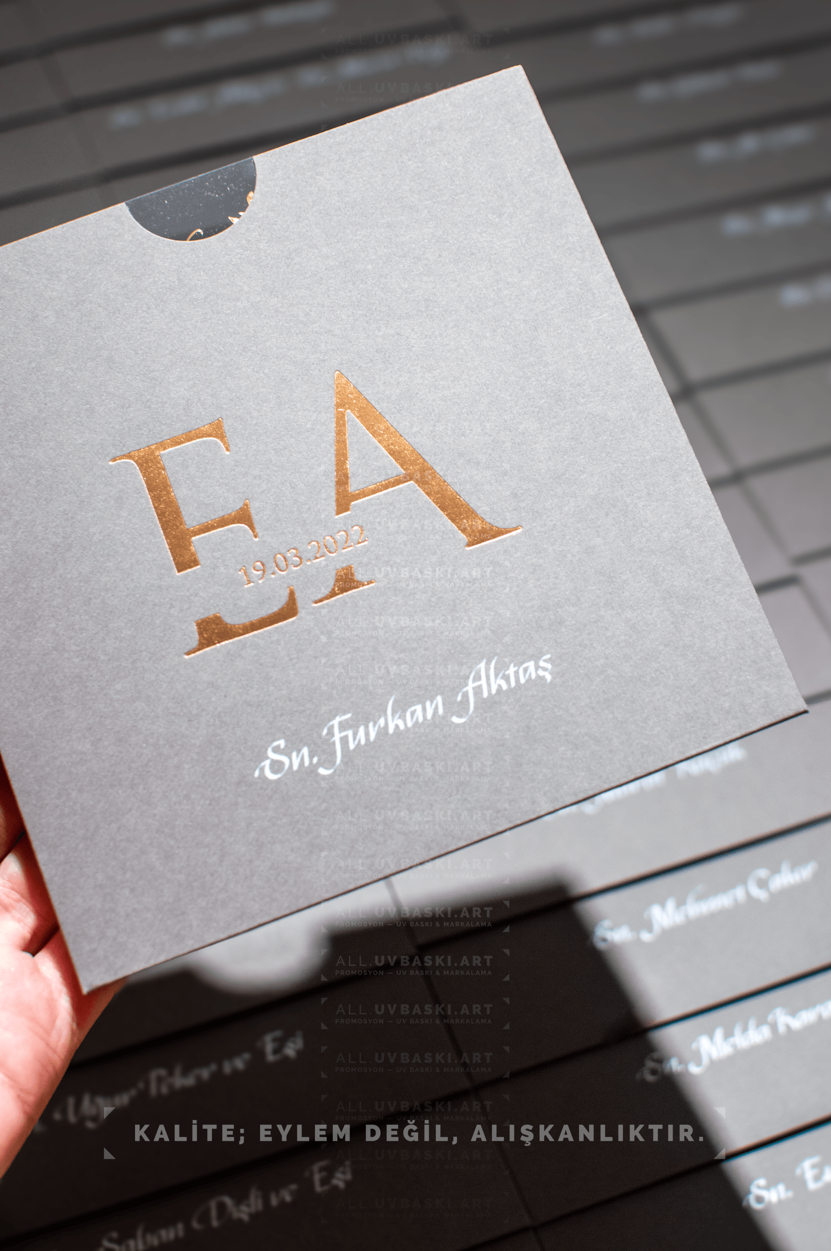 Siyah zemin üzerine beyaz kaligrafi ile kişiye özel davetiye