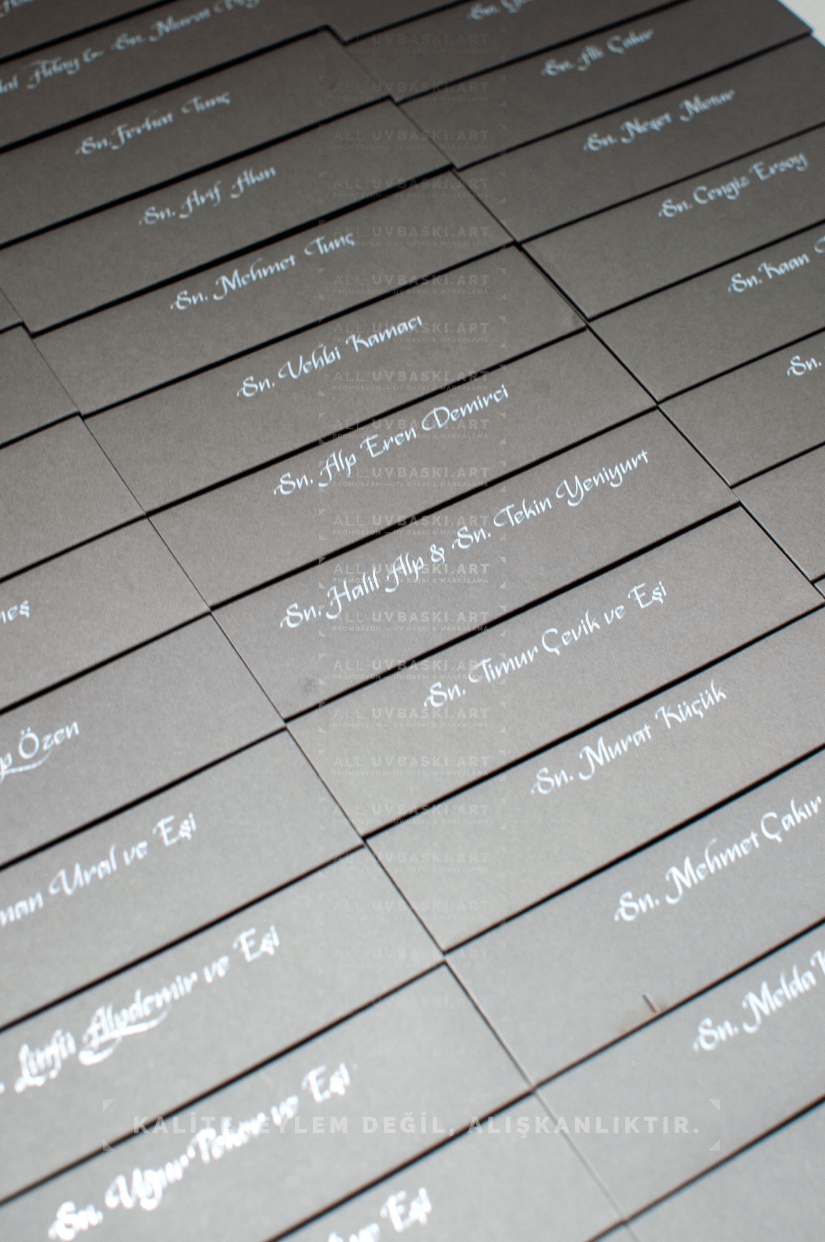 Kaligrafi baskılı zarfların toplu görünümü.