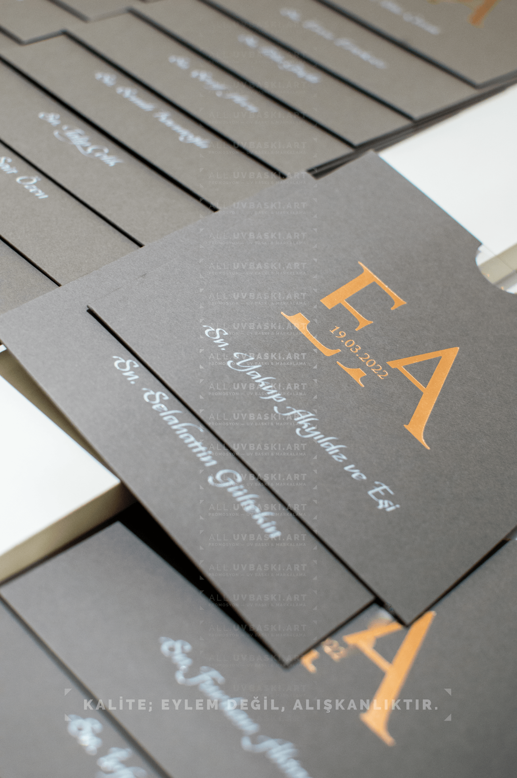 Davetiye üzerine ince detaylı bakır renkli UV kaligrafi baskısı