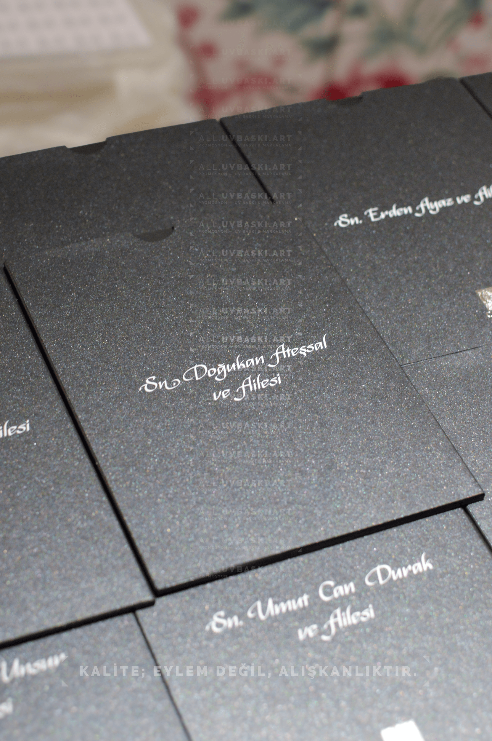 El yazısı görünümünde beyaz renkte kaligrafi baskısı