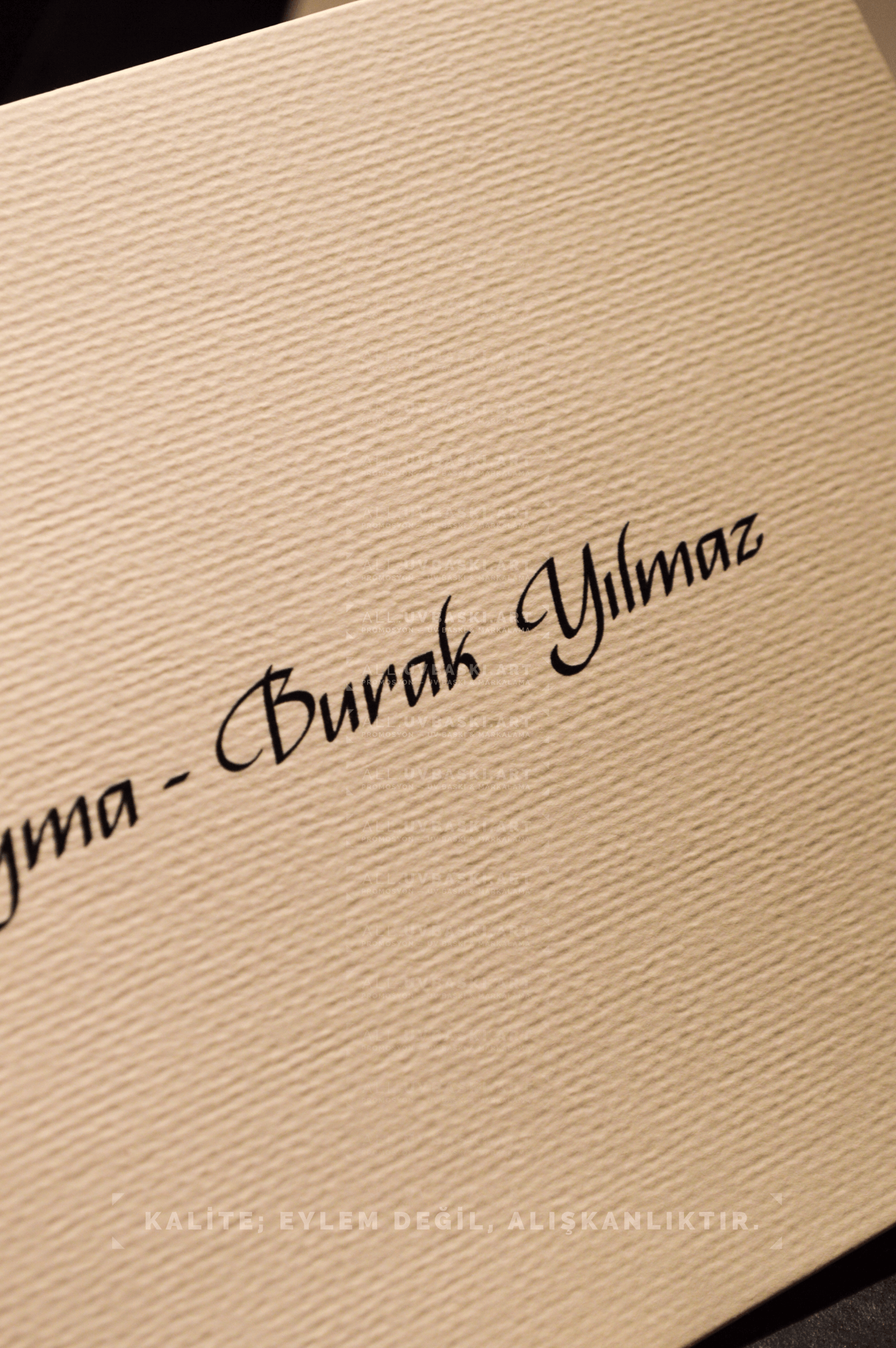 Geleneksel hat sanatına uygun kaligrafi UV baskı davetiye tasarımı