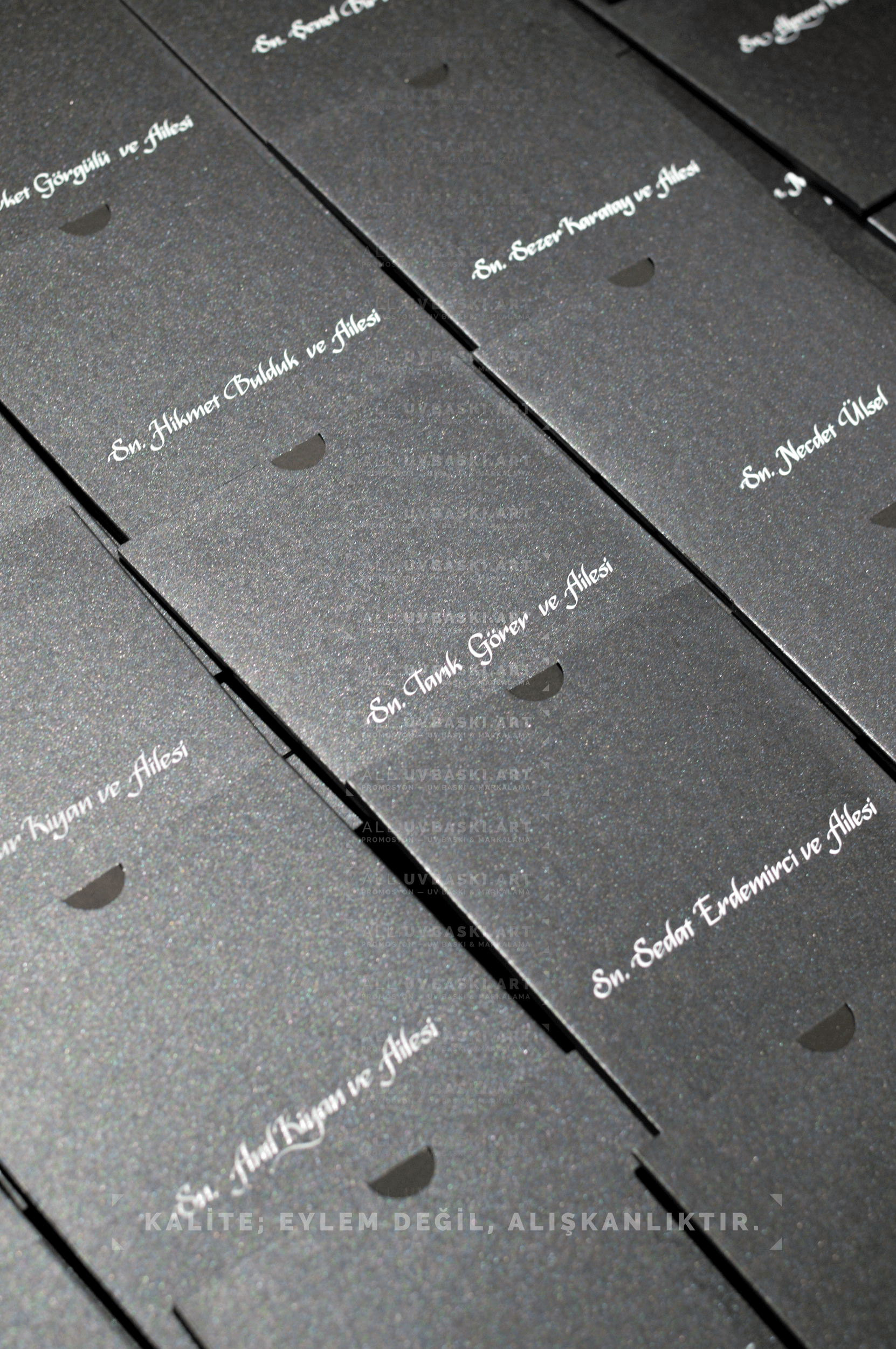 Lüks siyah zarf üzerine metalik beyaz UV baskı isim yazımı.