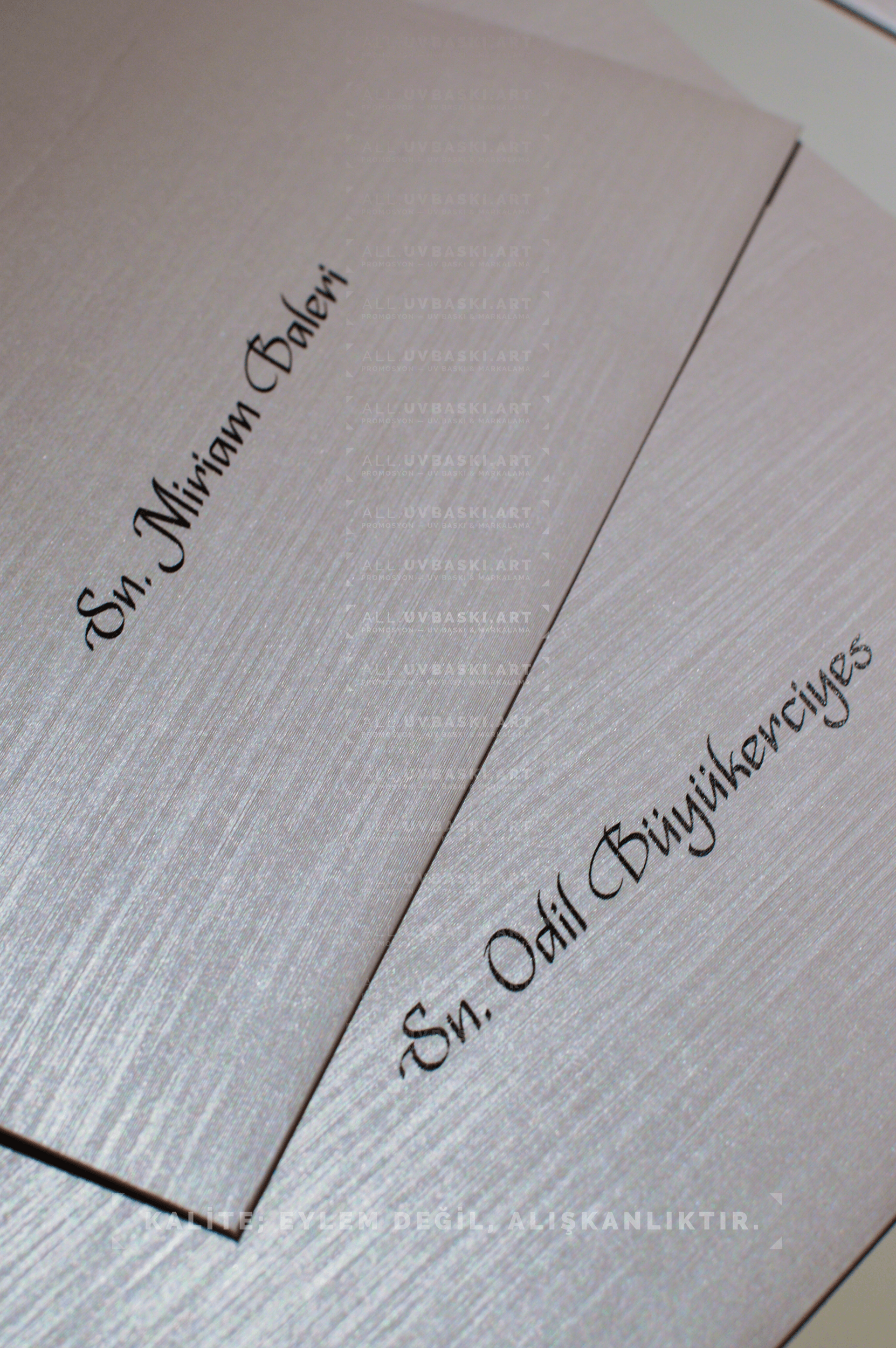 Davetiye zarfı üzerinde kabartmalı siyah UV baskı isim yazımı