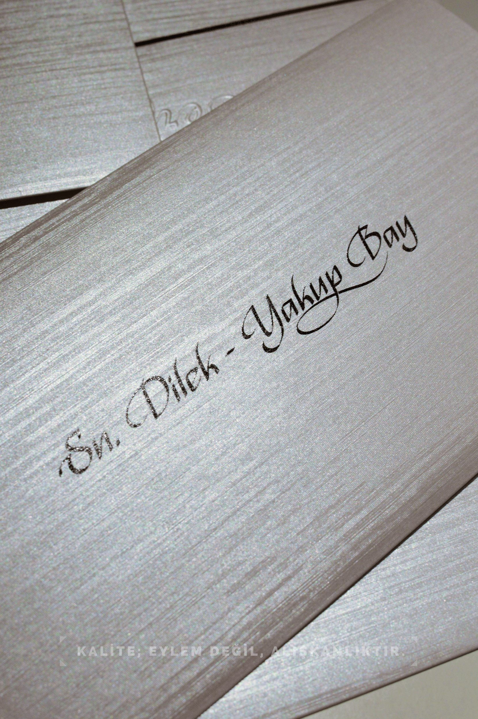 Parlak siyah davetiye üzerine metalik siyah UV baskı kaligrafi