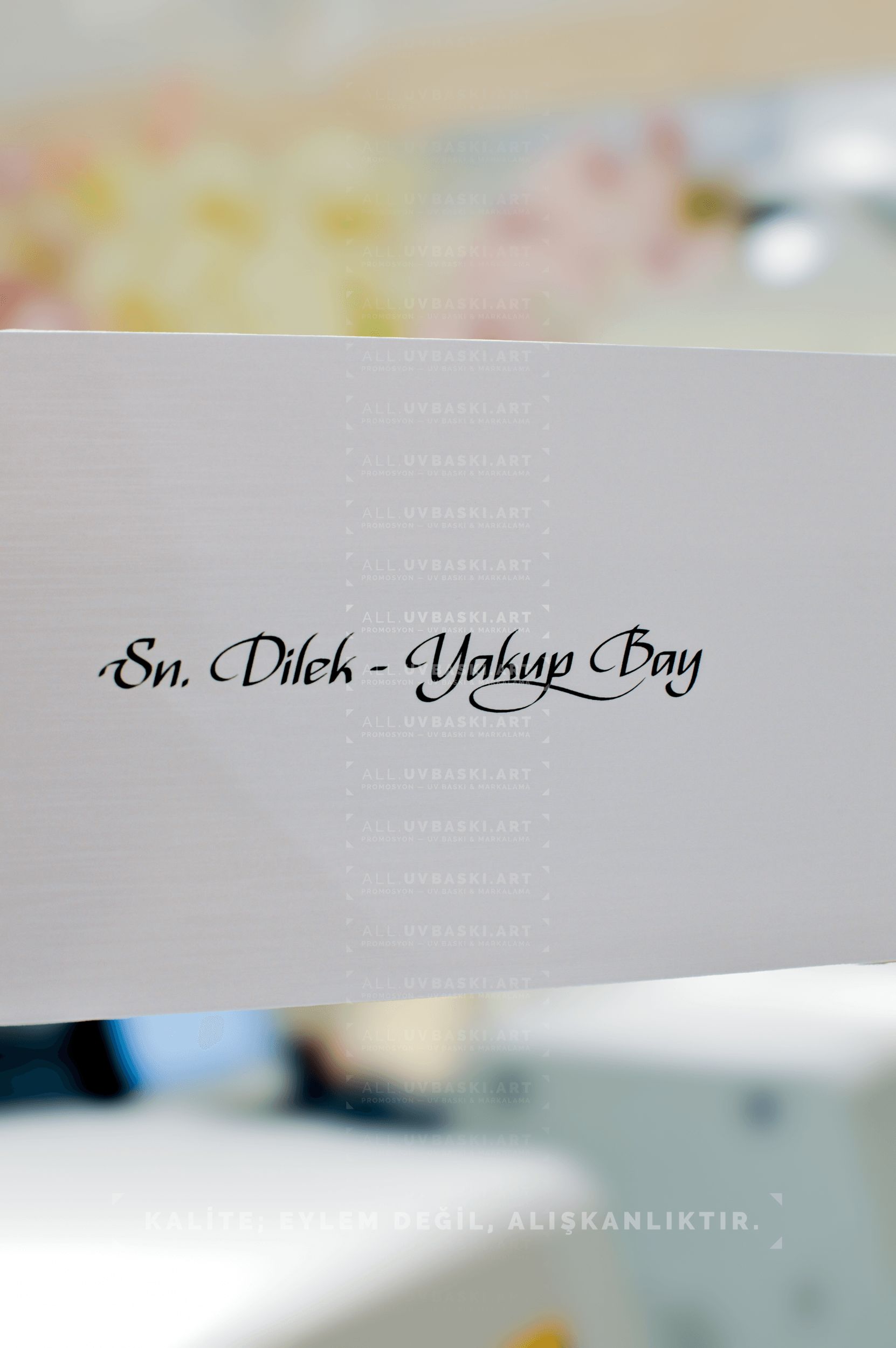 Beyaz zarfa siyah yazı ile isim baskısı