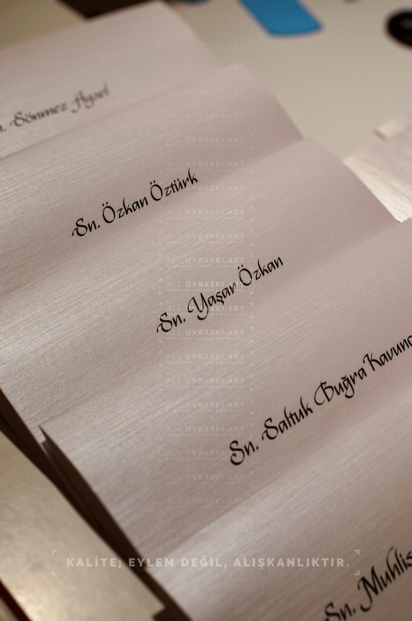 Lazer kesim davetiye üzerine parlak beyaz UV baskı kaligrafi