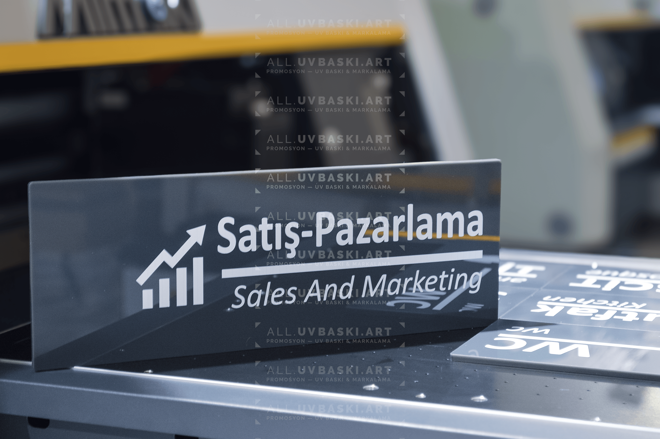 Siyah pleksi beyaz Satış-Pazarlama tabelası piktogram.