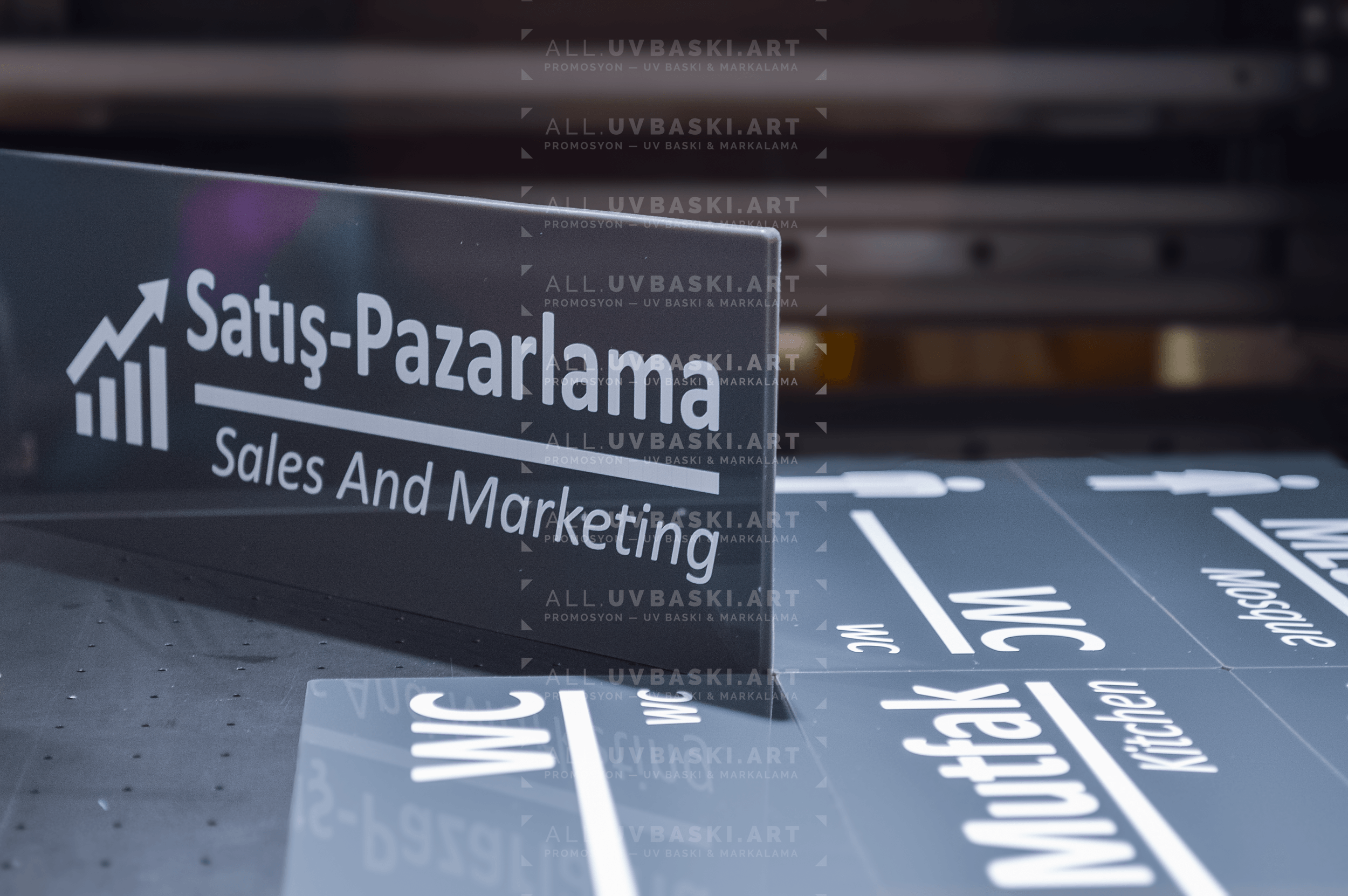 Siyah pleksi beyaz bekleme alanı tabelası oturan insan piktogram.