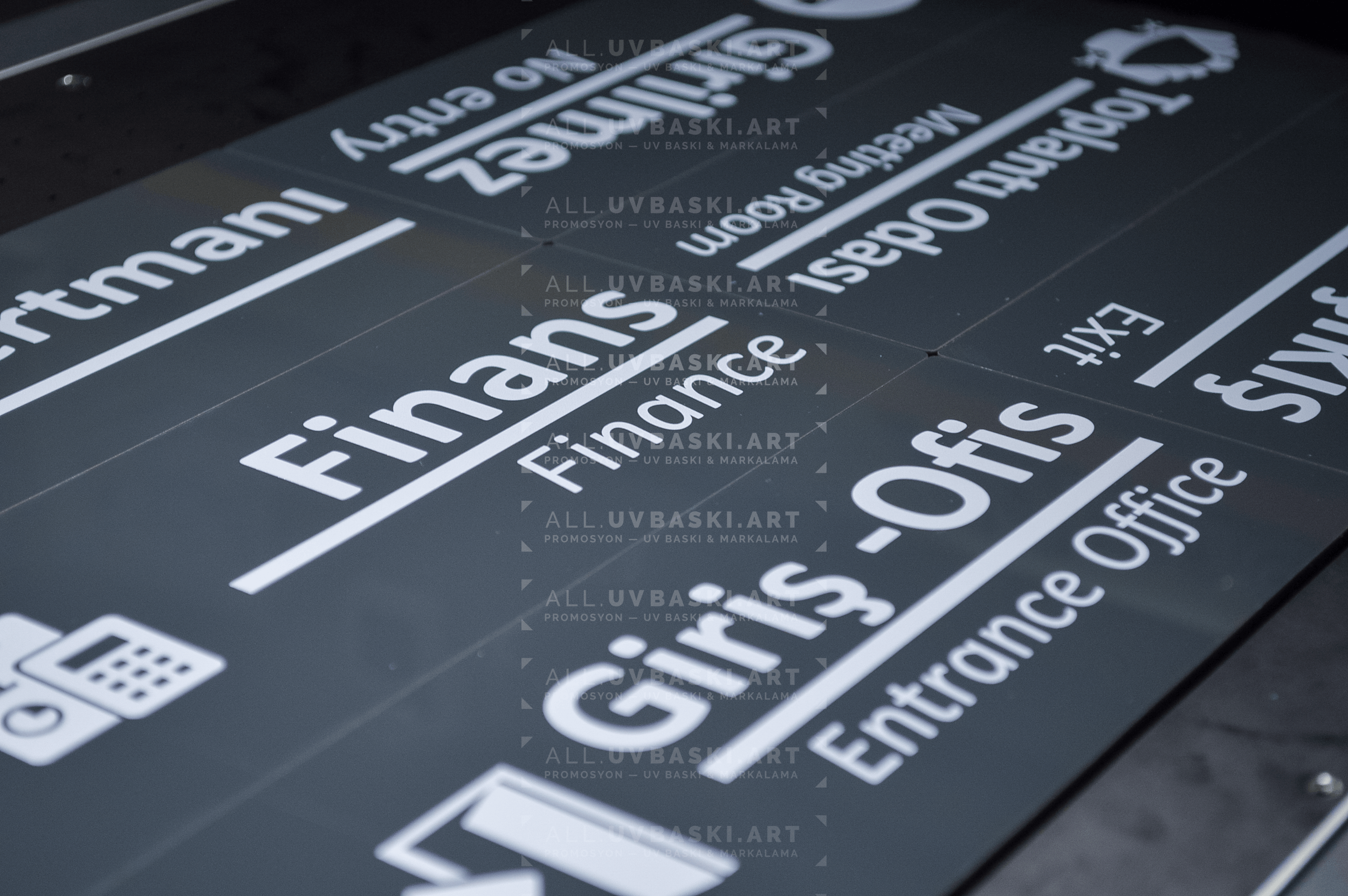 Siyah pleksi beyaz personel girişi tabelası insan siluet piktogram.