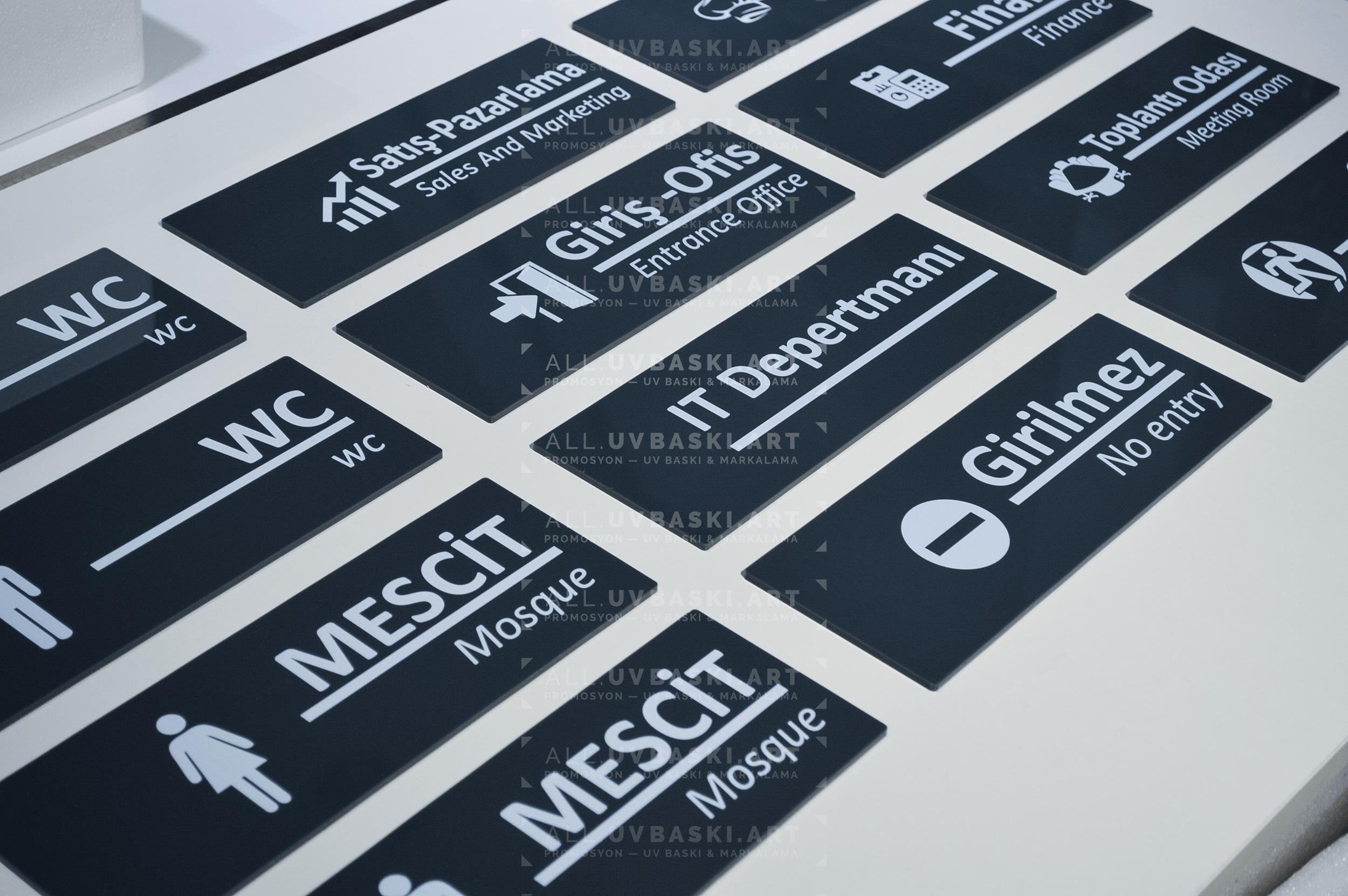 Siyah pleksi beyaz toplantı odası tabelası insan piktogram.