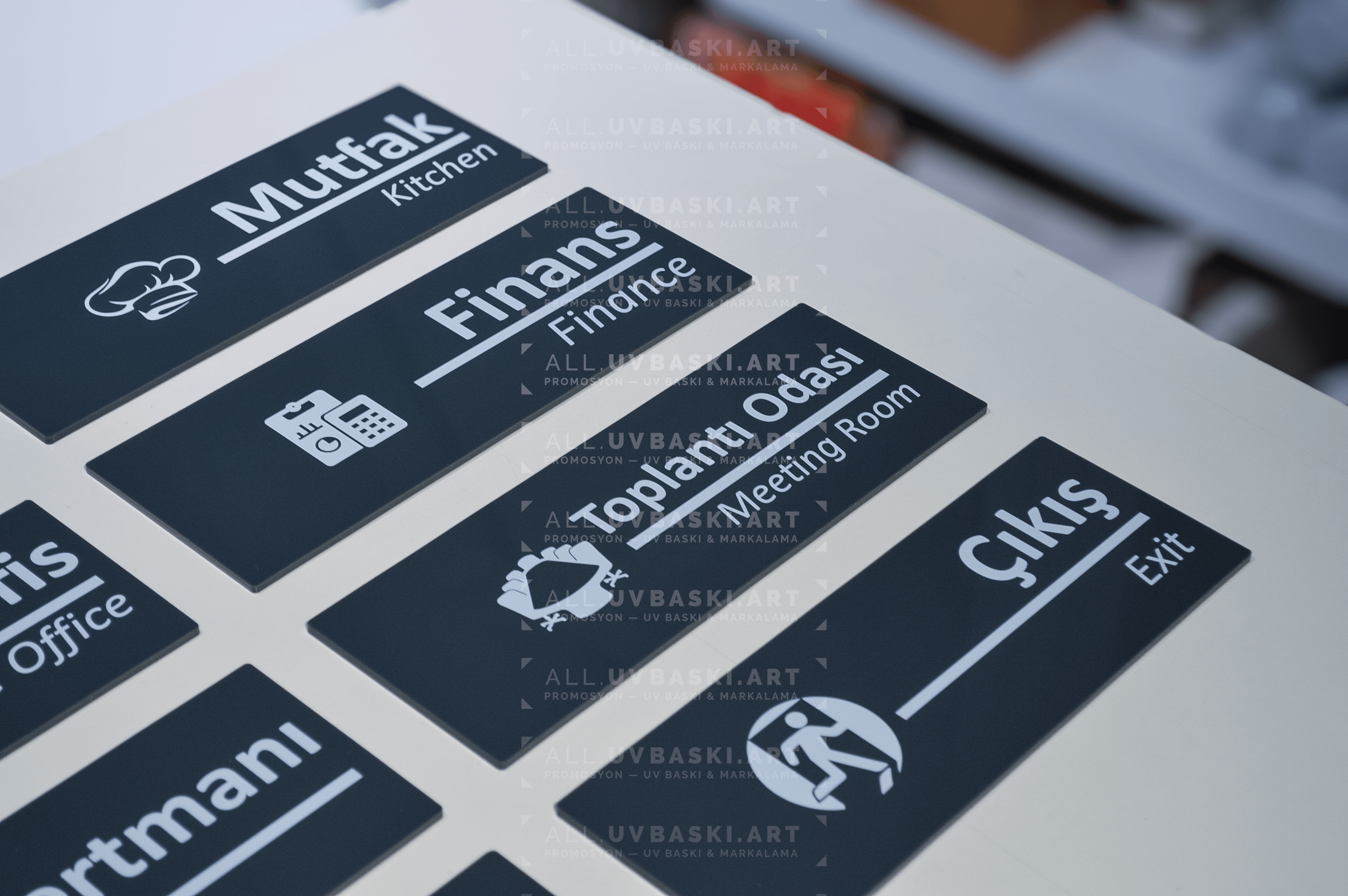 Siyah pleksi beyaz teknik servis tabelası alet piktogram.