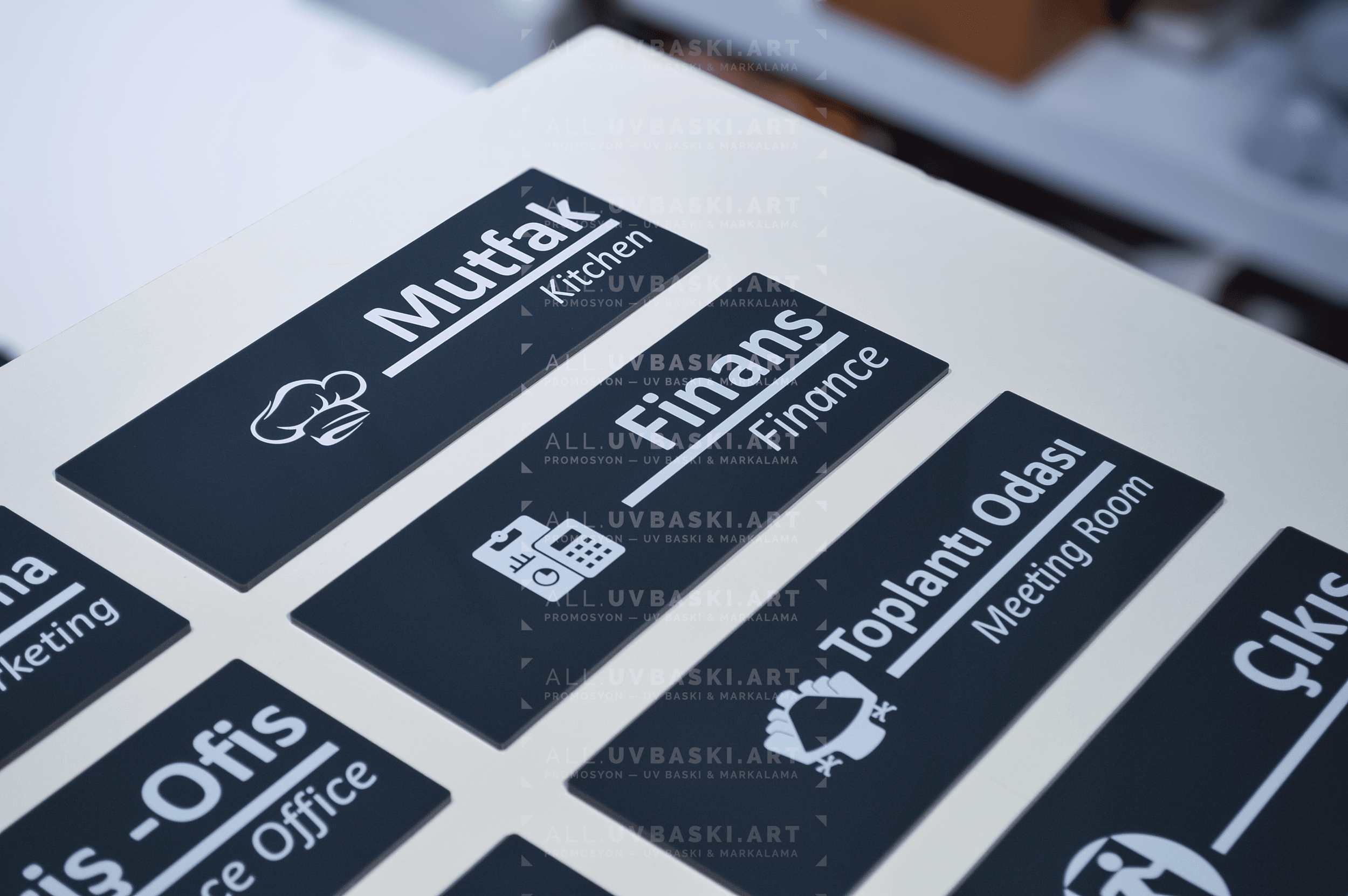 Siyah pleksi beyaz muhasebe tabelası hesap makinesi.