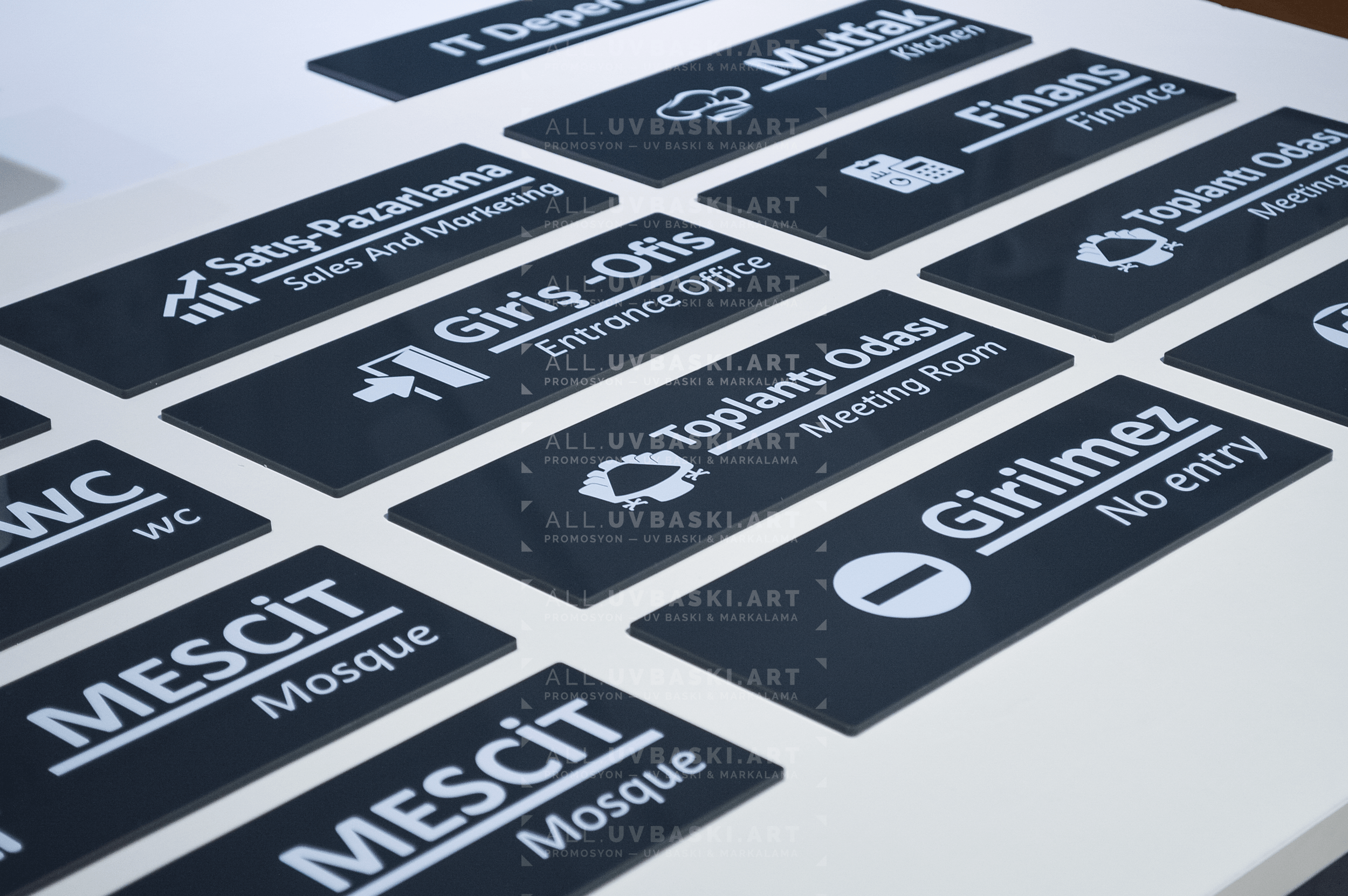 Farklı font ve renklerde kapı tabelaları.