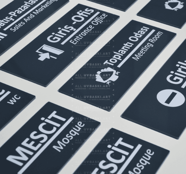 Sanat galerisi bilgilendirme tabelaları.