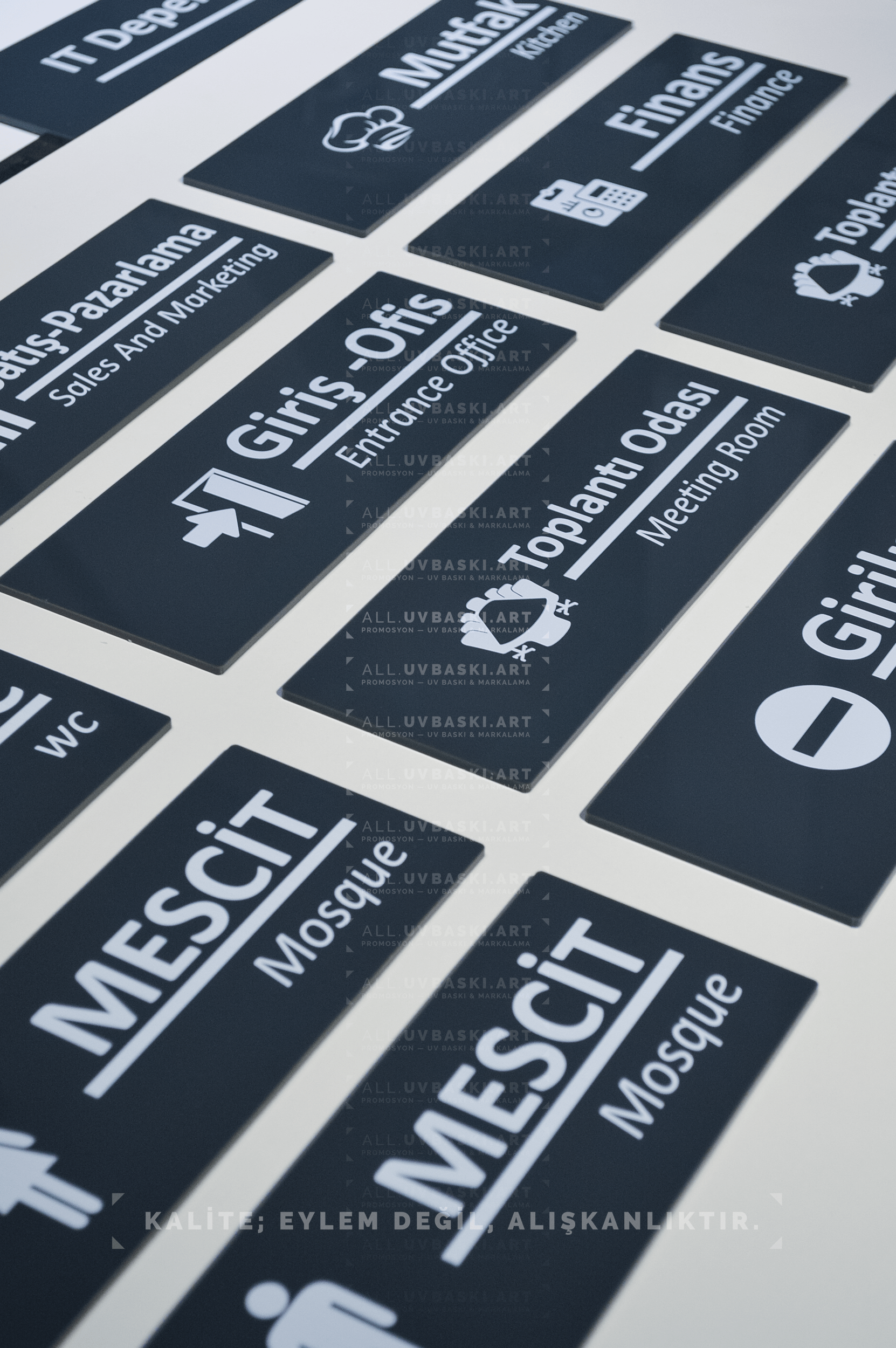 Sanat galerisi bilgilendirme tabelaları.