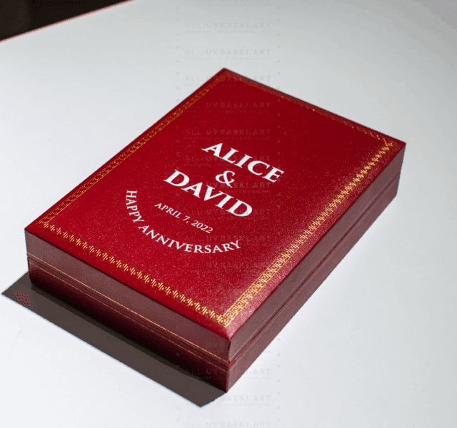 Kırmızı deri kutu üzerine beyaz renk UV baskı uygulaması.