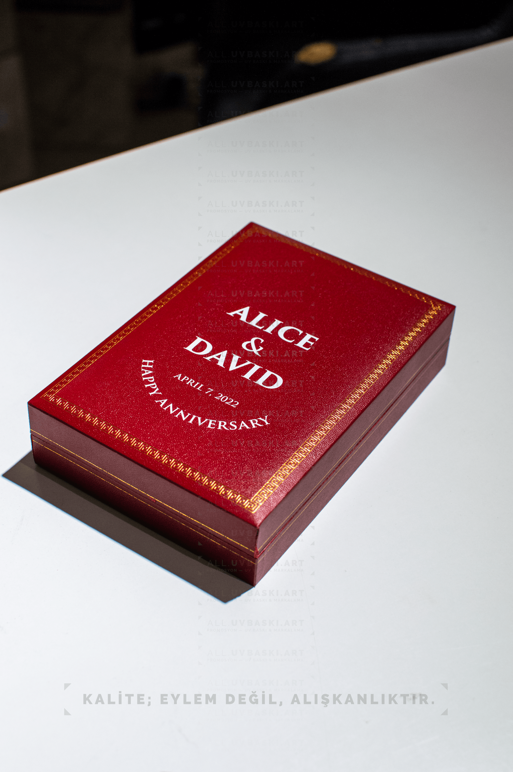 Kırmızı deri kutu üzerine beyaz renk UV baskı uygulaması.