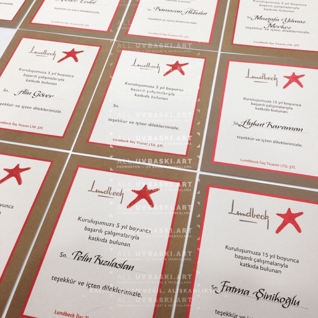 Kaligrafi kalemiyle isim yazılan personel tebrik kartı.