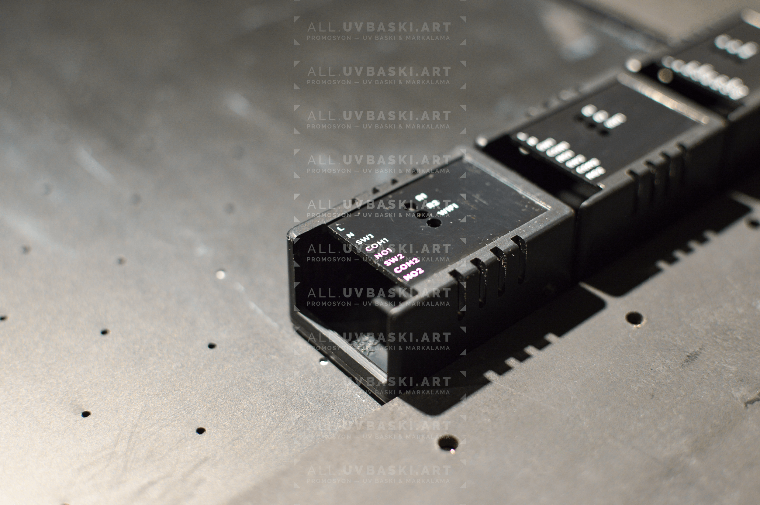 Endüstriyel cihaz kutusu üzerine UV baskılı marka logosu