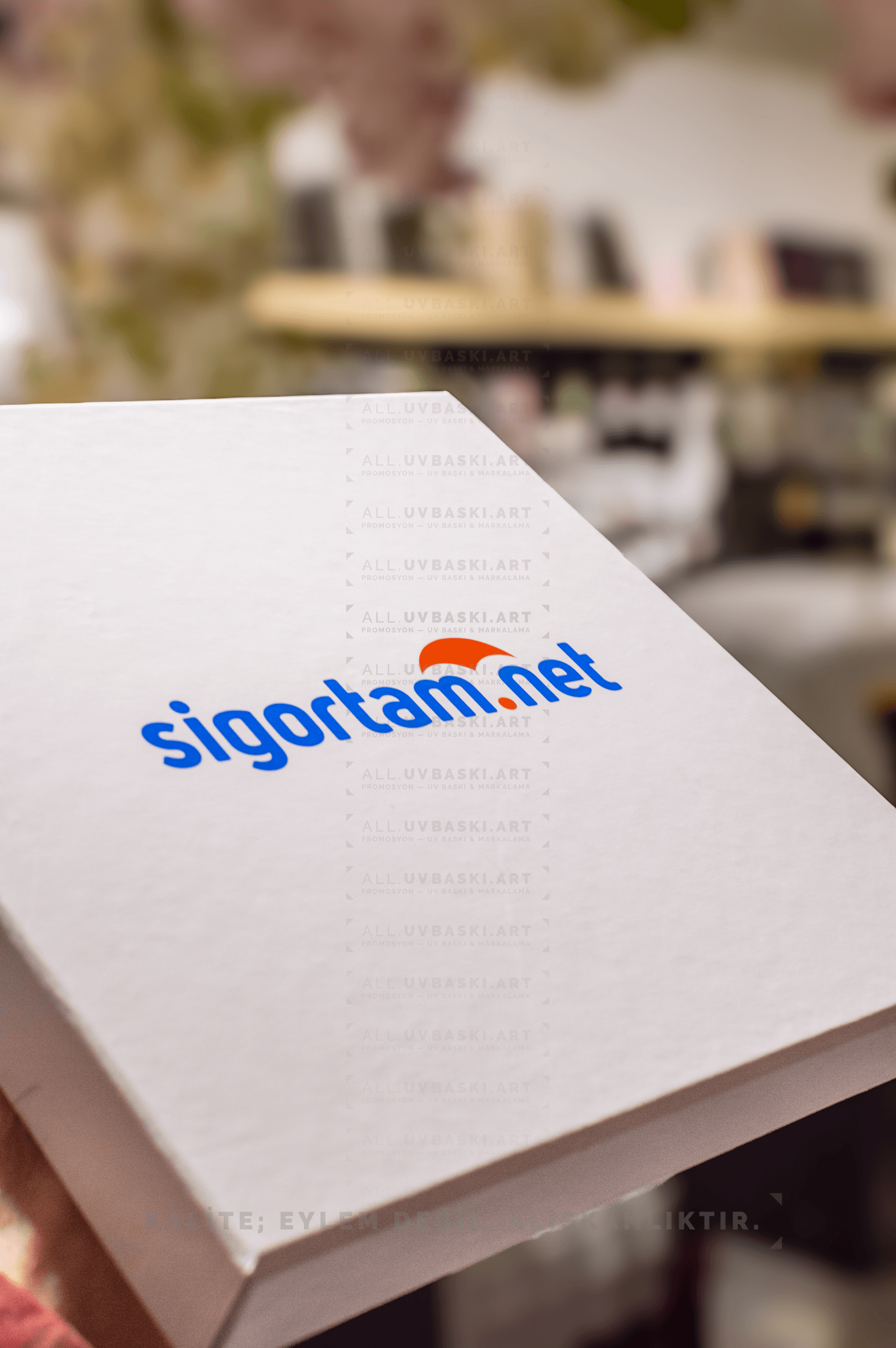 Beyaz kutu kapağına UV baskı ile uygulanmış şirket logosu ve web sitesi adresi.