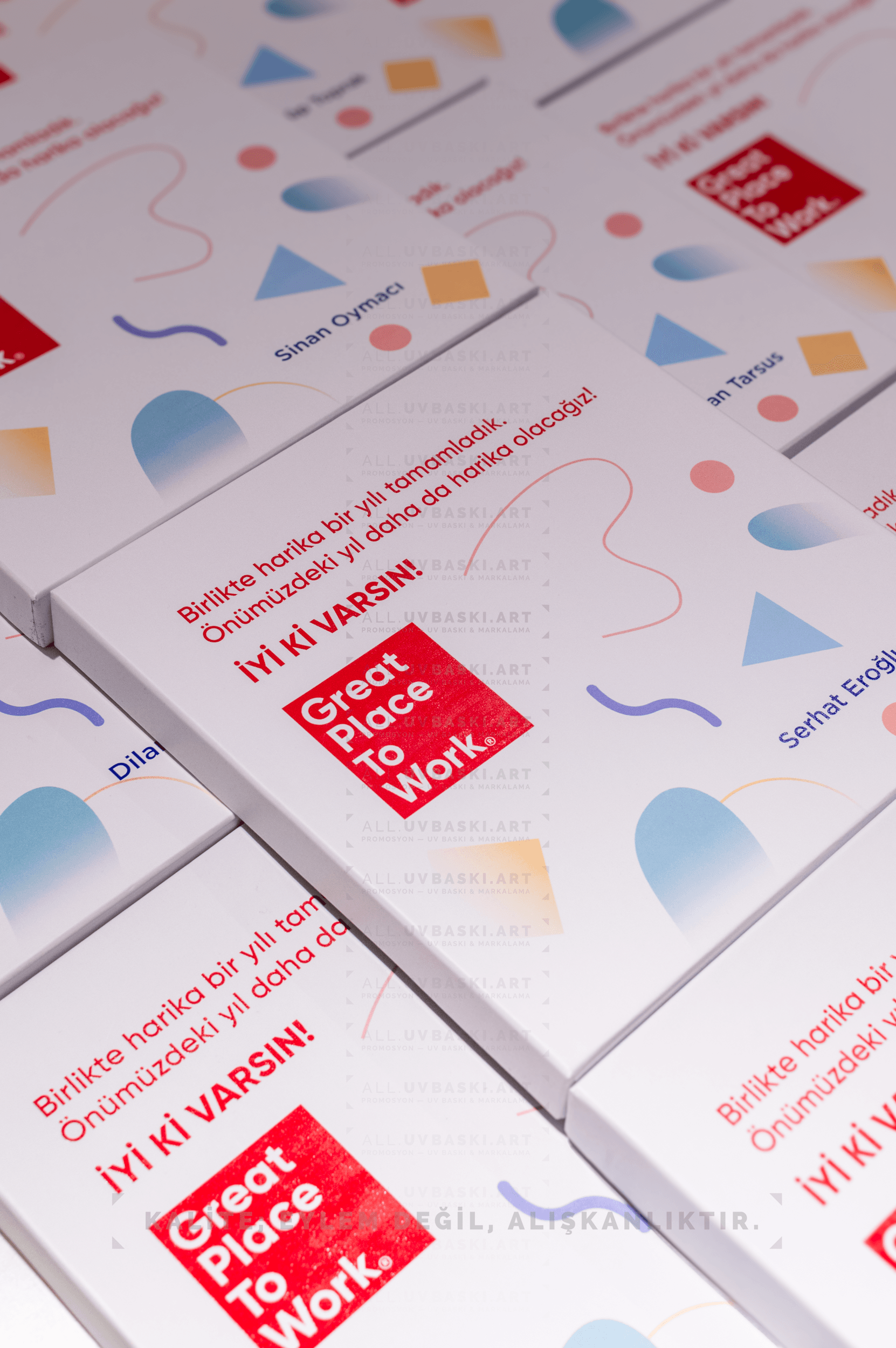 Beyaz kutu kapağını tamamen kaplayan soyut veya tematik grafik UV baskısı.