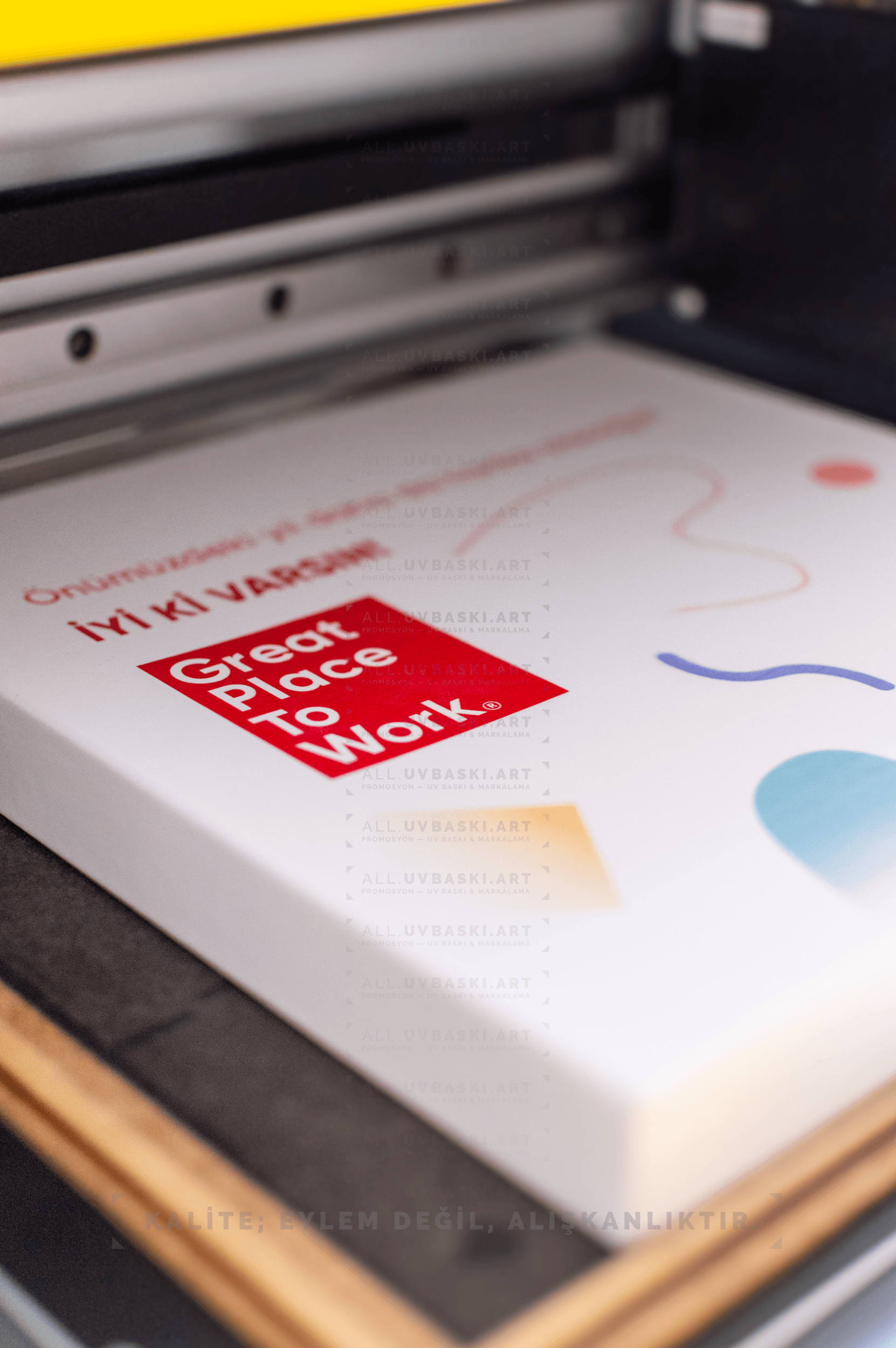 Beyaz hediye kutusu kapağı üzerine UV baskılı kurumsal teşekkür mesajı.