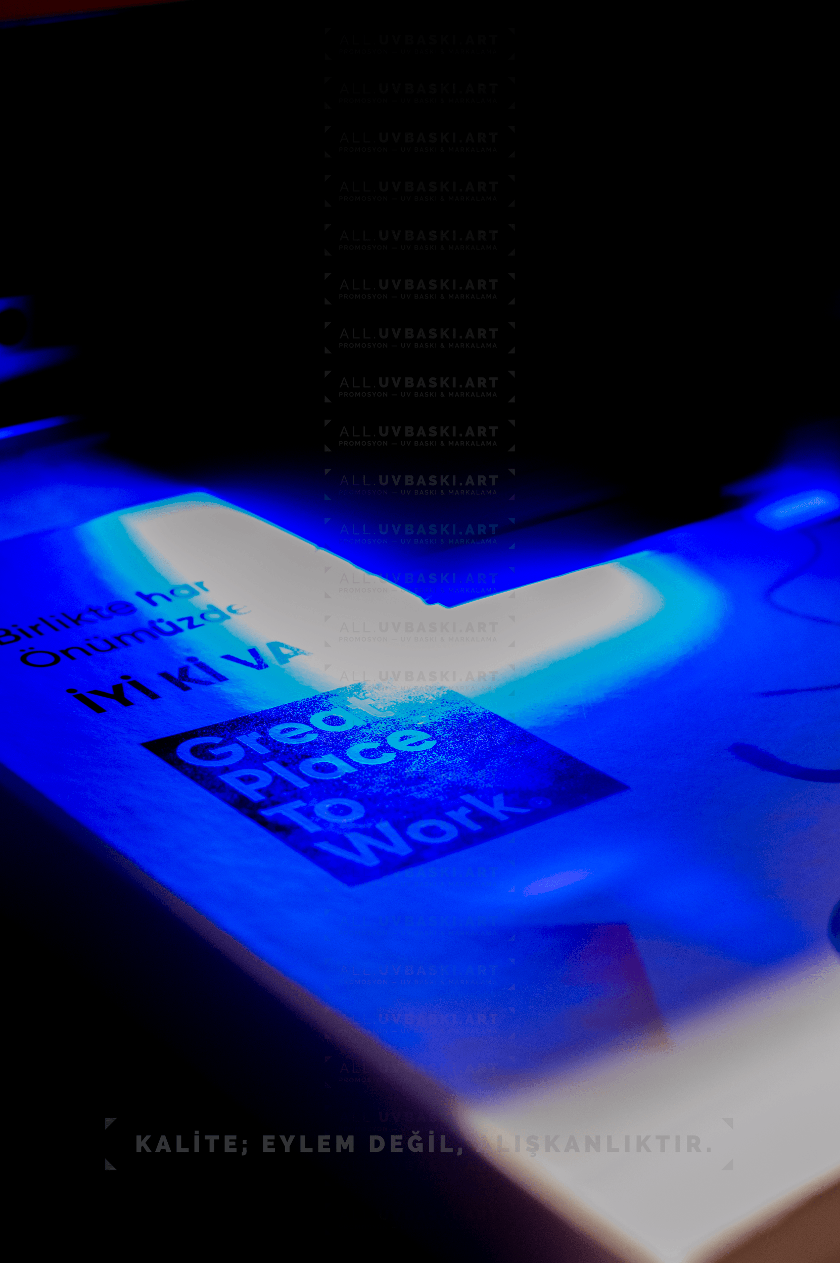 Beyaz kutu kapağı üzerine renkli geometrik desen UV baskı uygulaması.