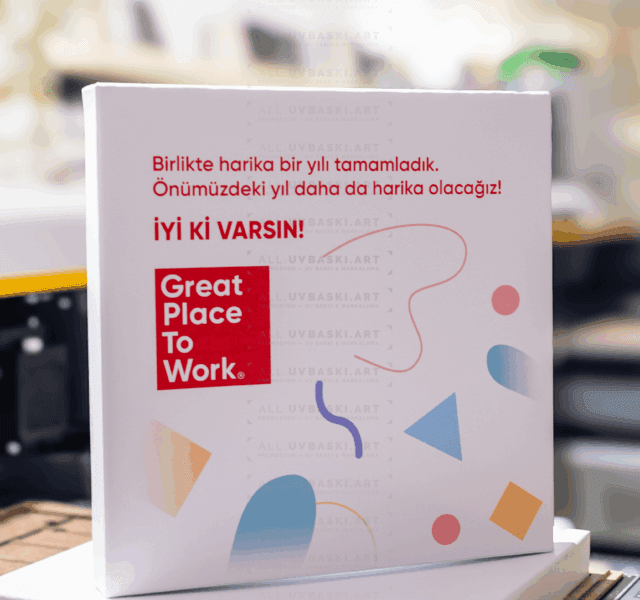 Beyaz hediye kutusu kapağı üzerine tam renkli, detaylı logo UV baskı uygulaması.