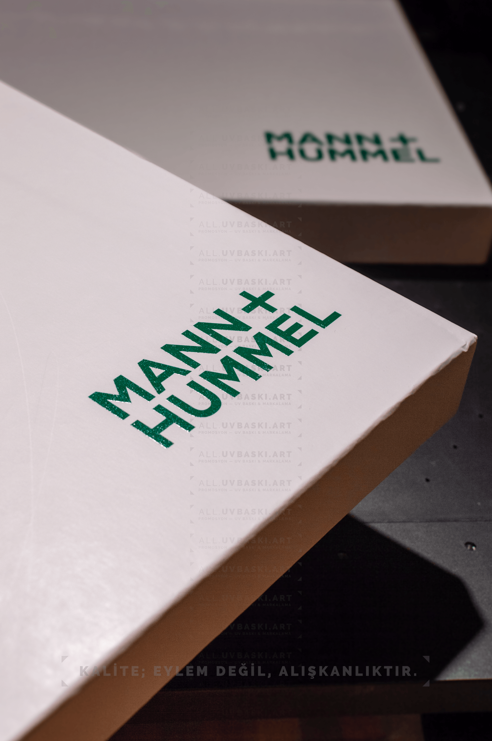 Beyaz kutu kapağı üzerine UV baskı ile hafif dokulu veya kabartma hissi veren efekt.