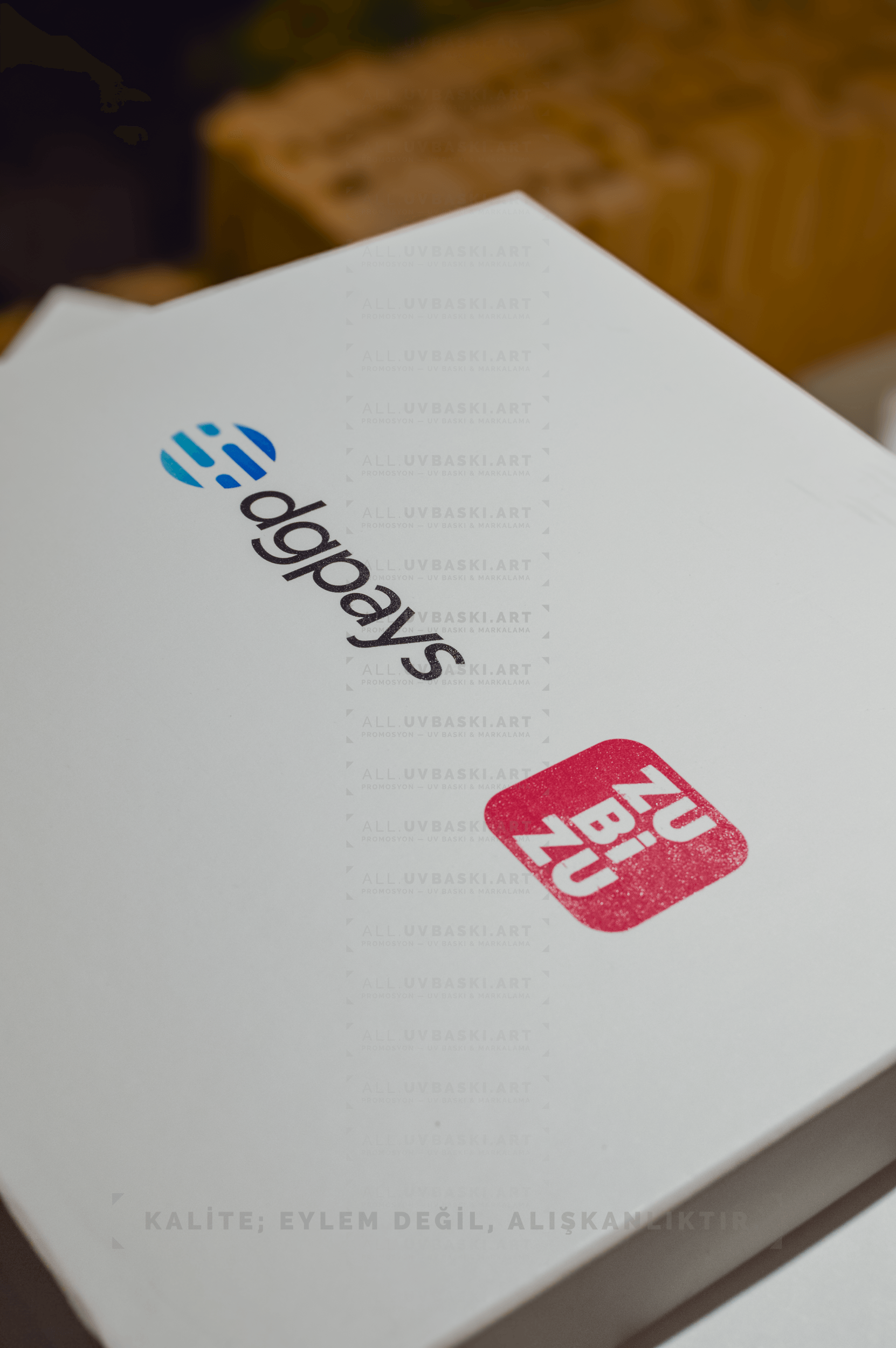 Beyaz kutu kapağı üzerine siyah minimalist slogan veya metin UV baskısı.
