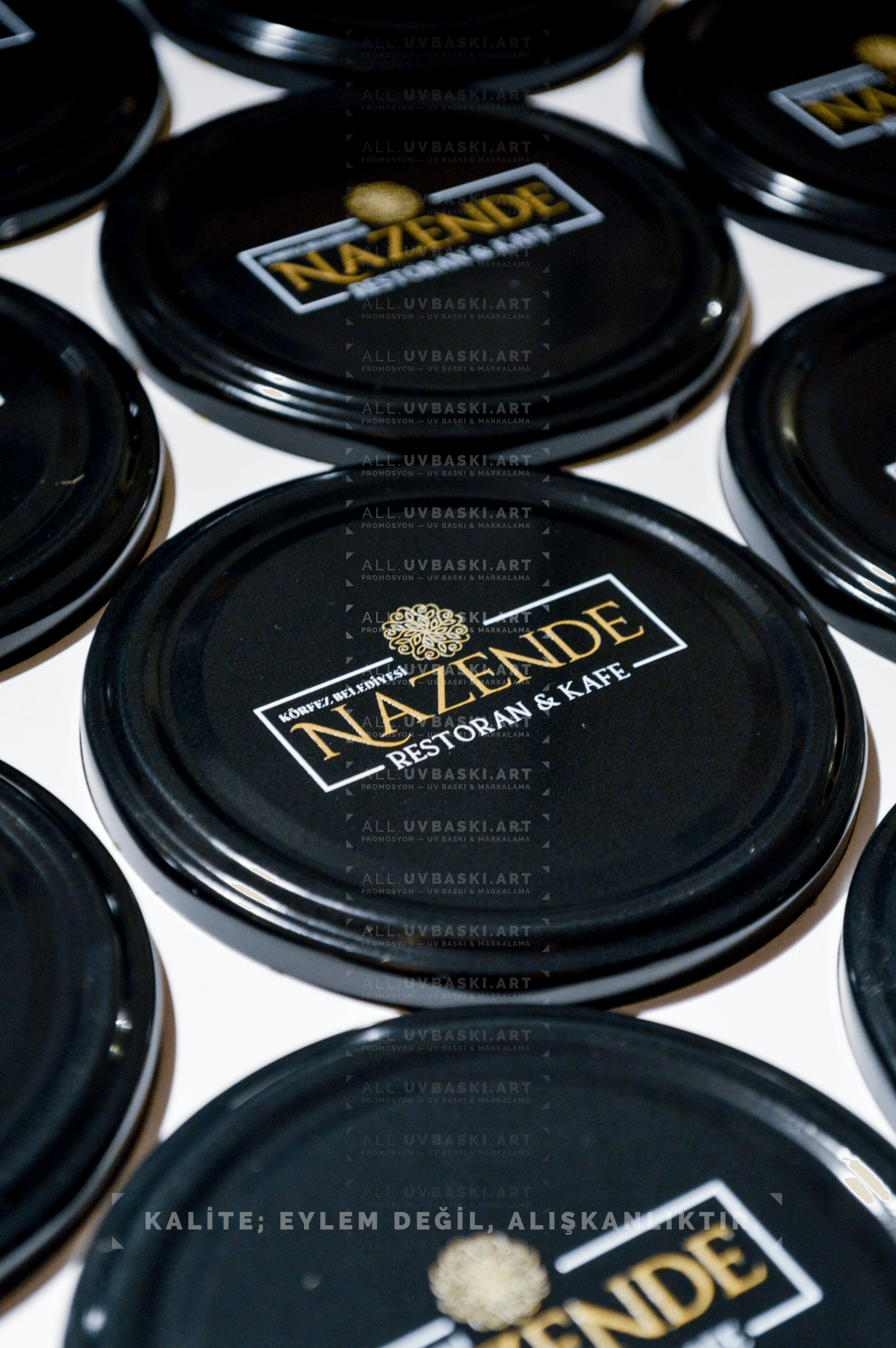Siyah kavanoz kapağı üzerine Nazende logosu, UV baskı örneği.