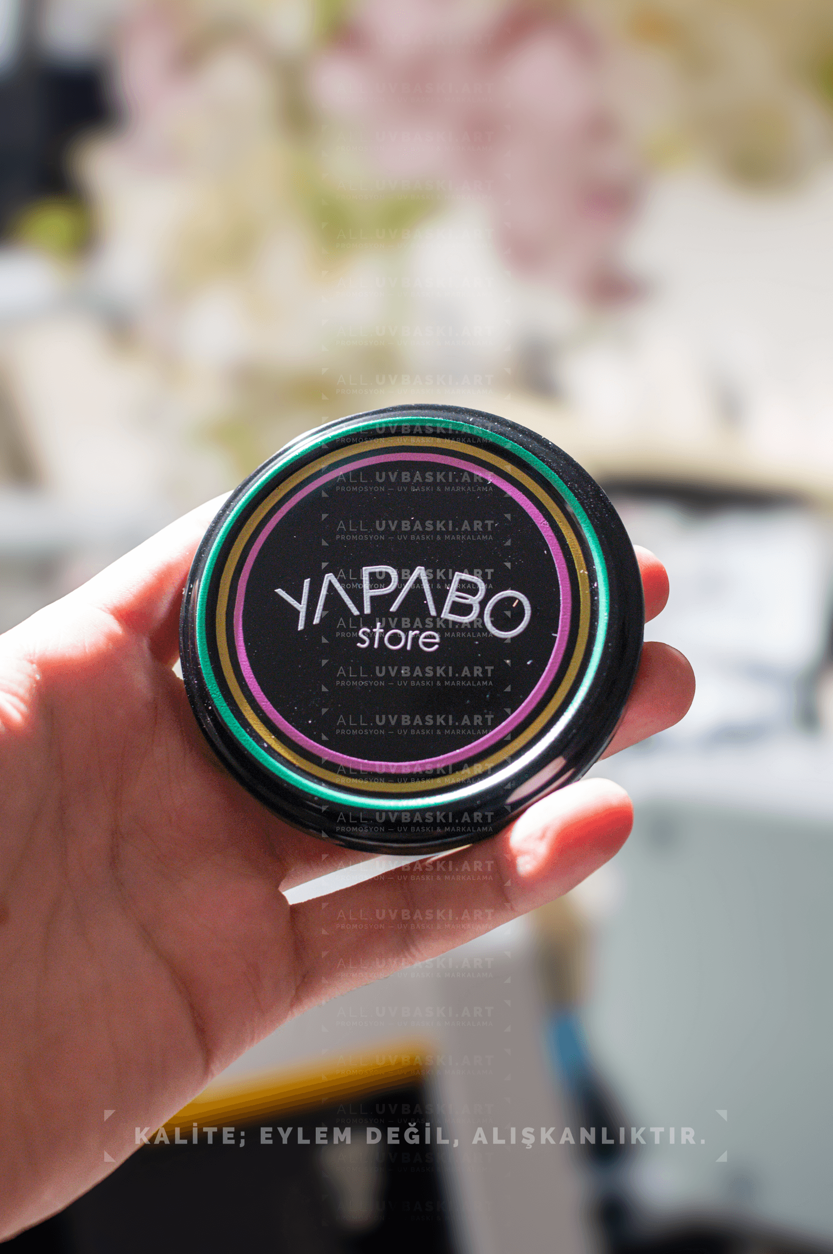 Siyah kavanoz kapağı üzerine Yapabo logosu, UV baskı örneği.