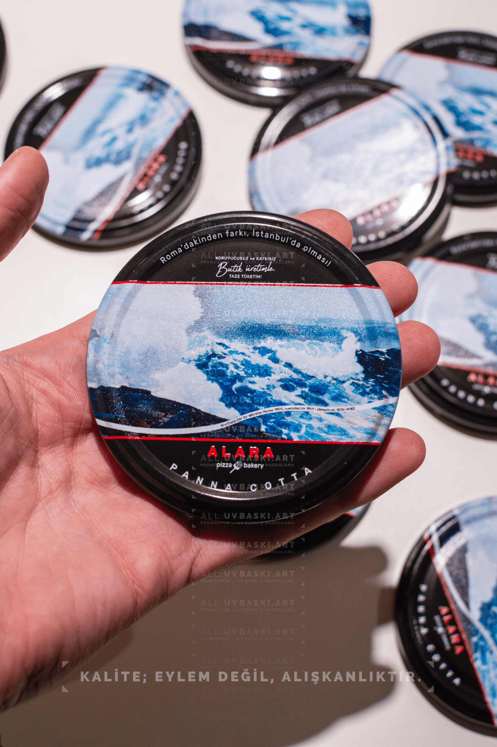 Siyah kavanoz kapağı üzerine ALARA logosu, UV baskı örneği.