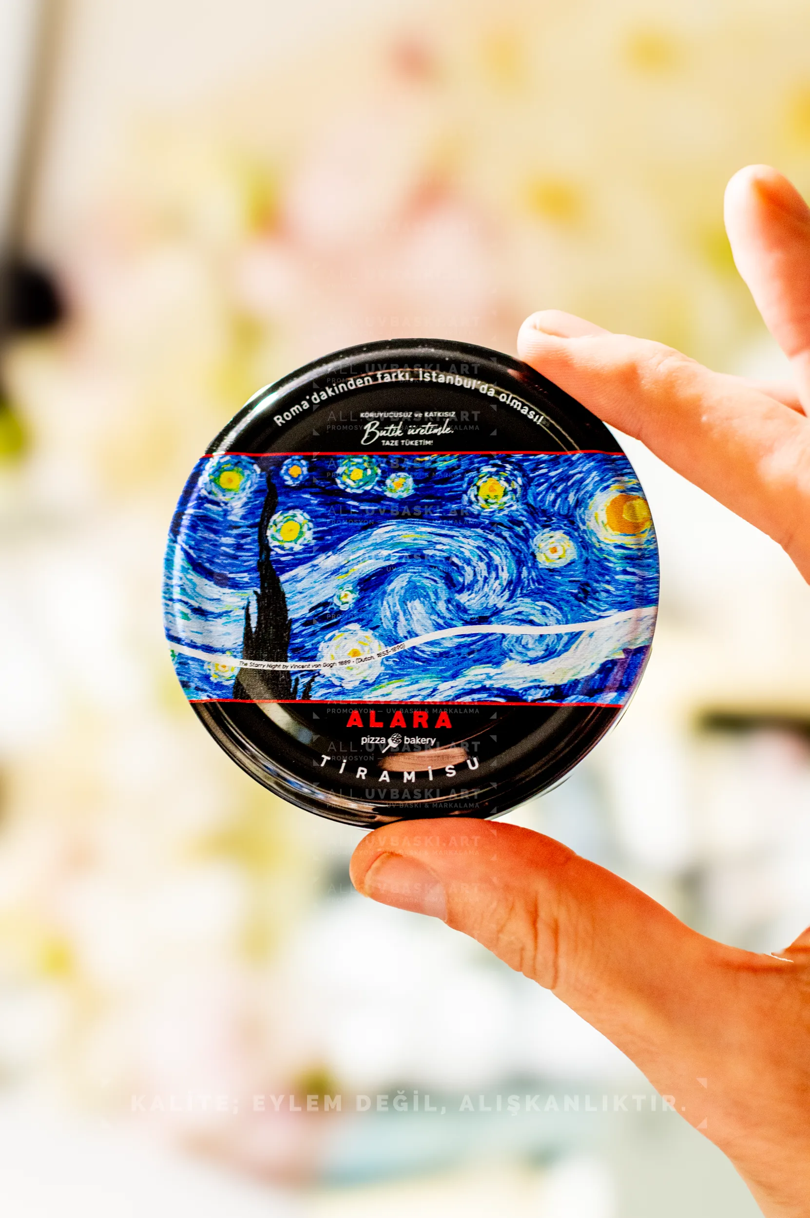 Siyah kavanoz kapağı üzerine ALARA logosu, UV baskı örneği.