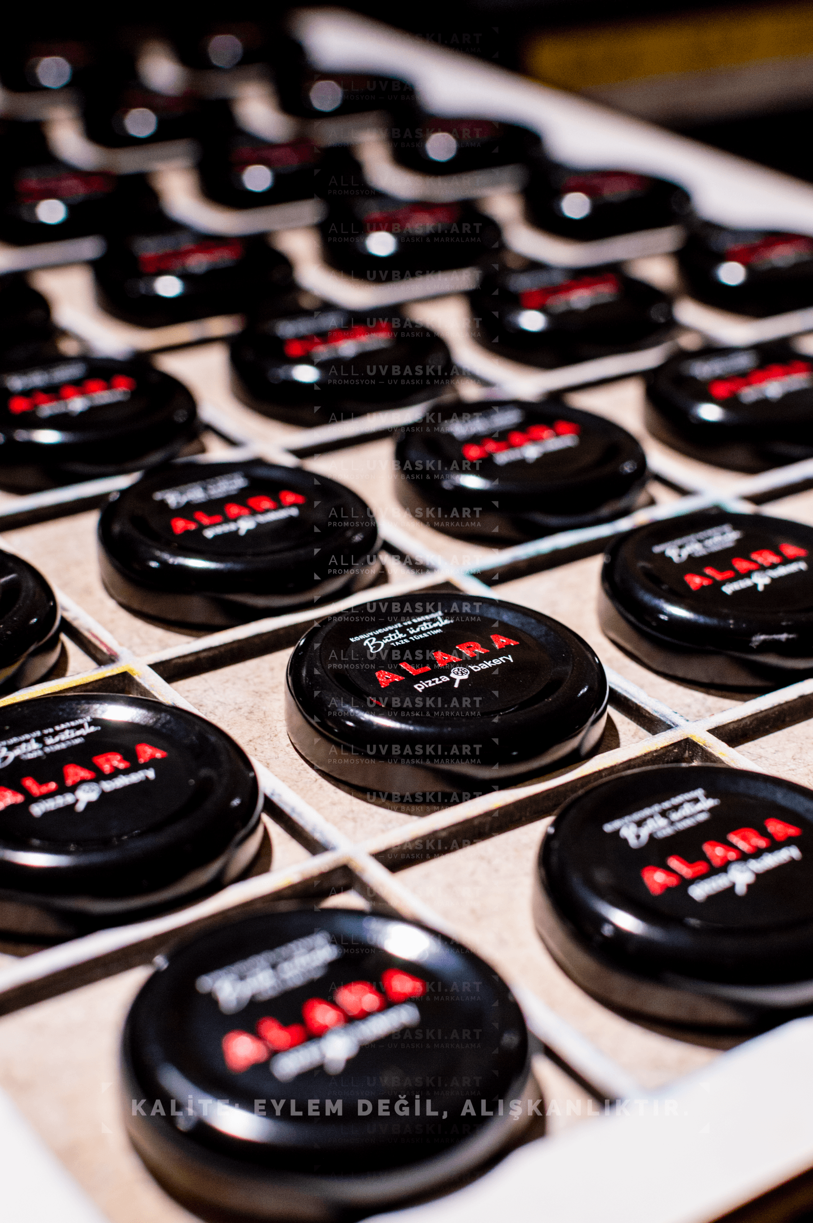 Siyah kavanoz kapağı üzerine ALARA logosu, UV baskı örneği.