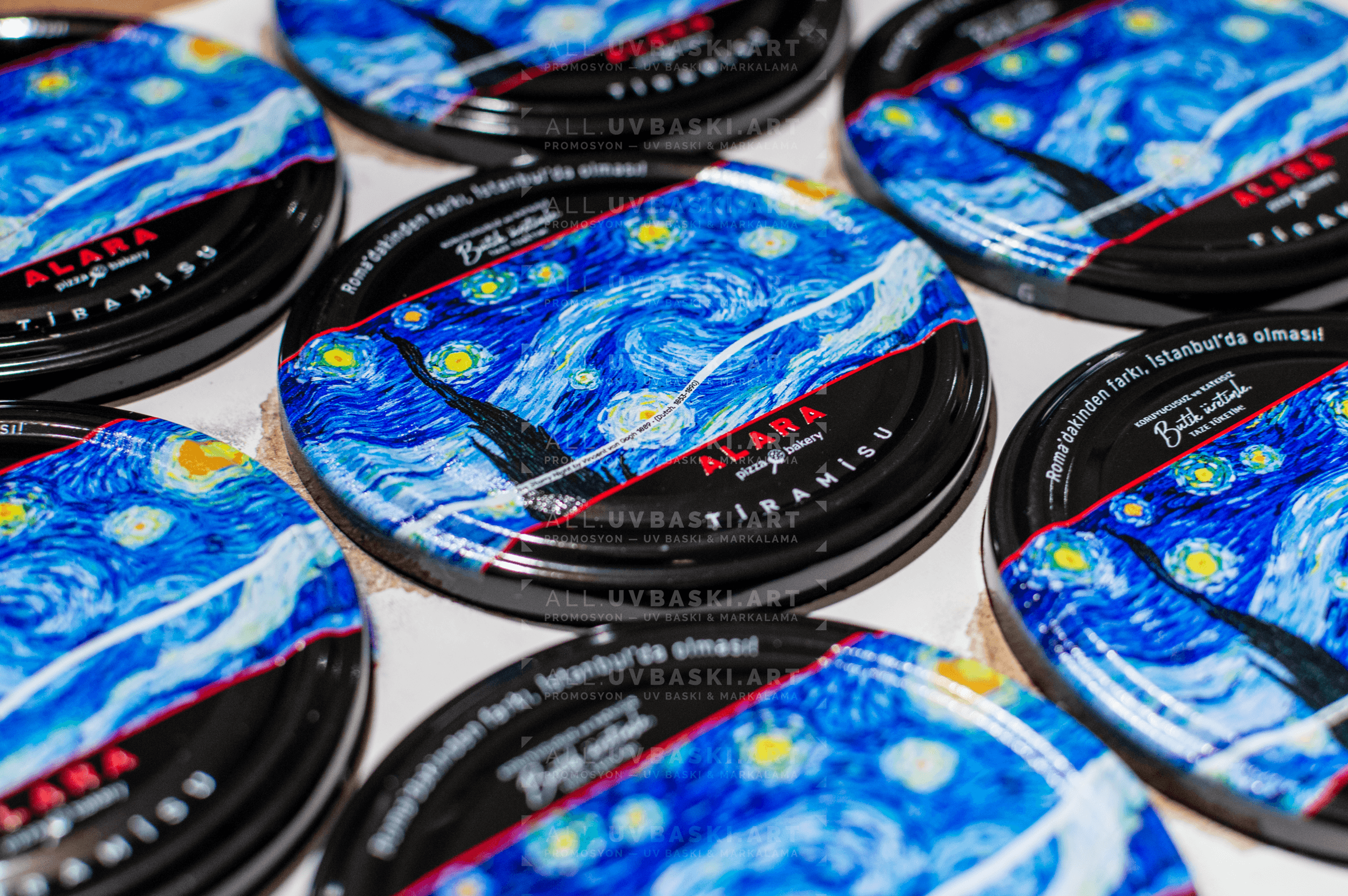 Siyah kavanoz kapağı üzerine ALARA logosu, UV baskı örneği.