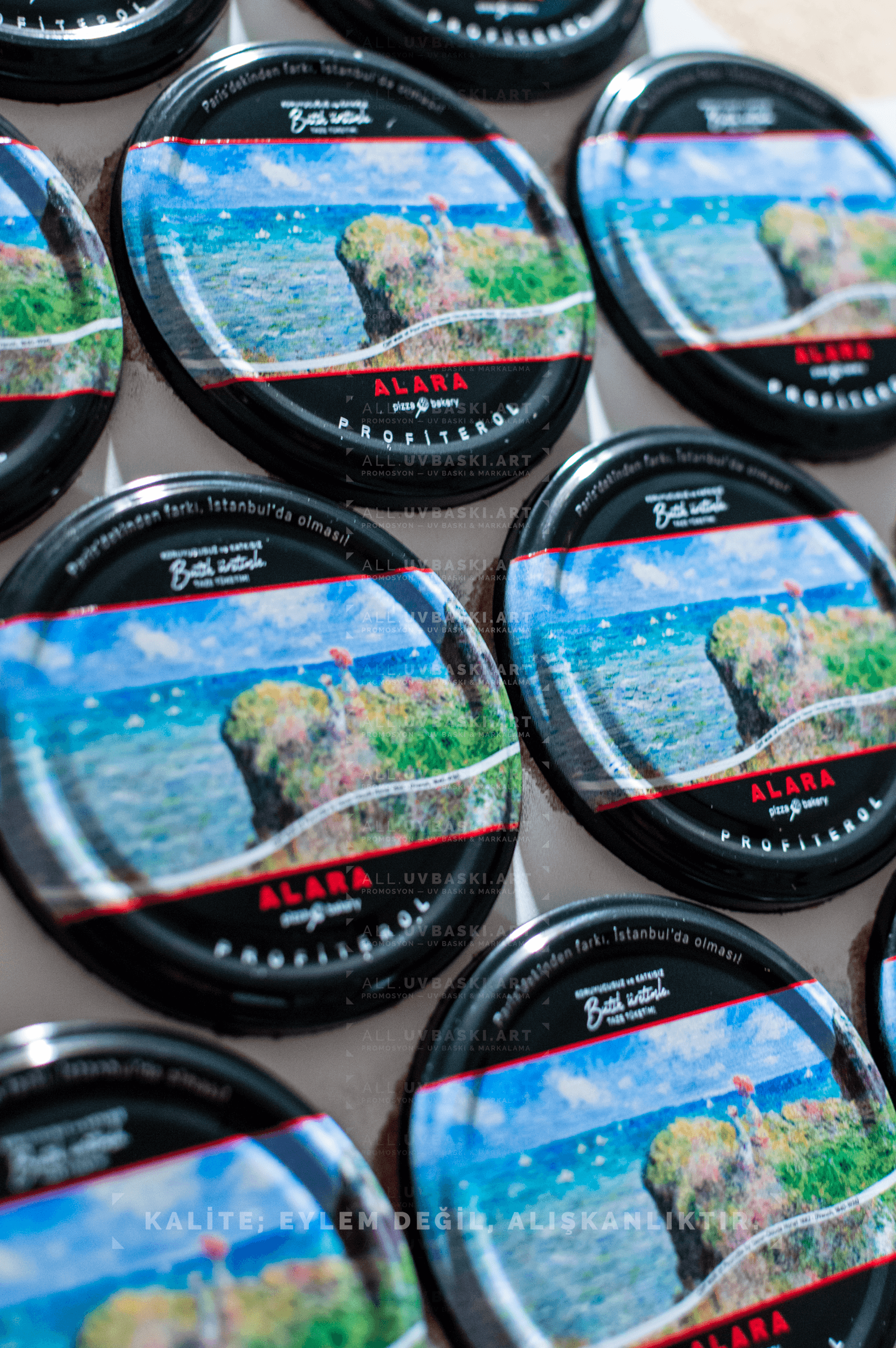 Siyah kavanoz kapağı üzerine ALARA logosu, UV baskı örneği.