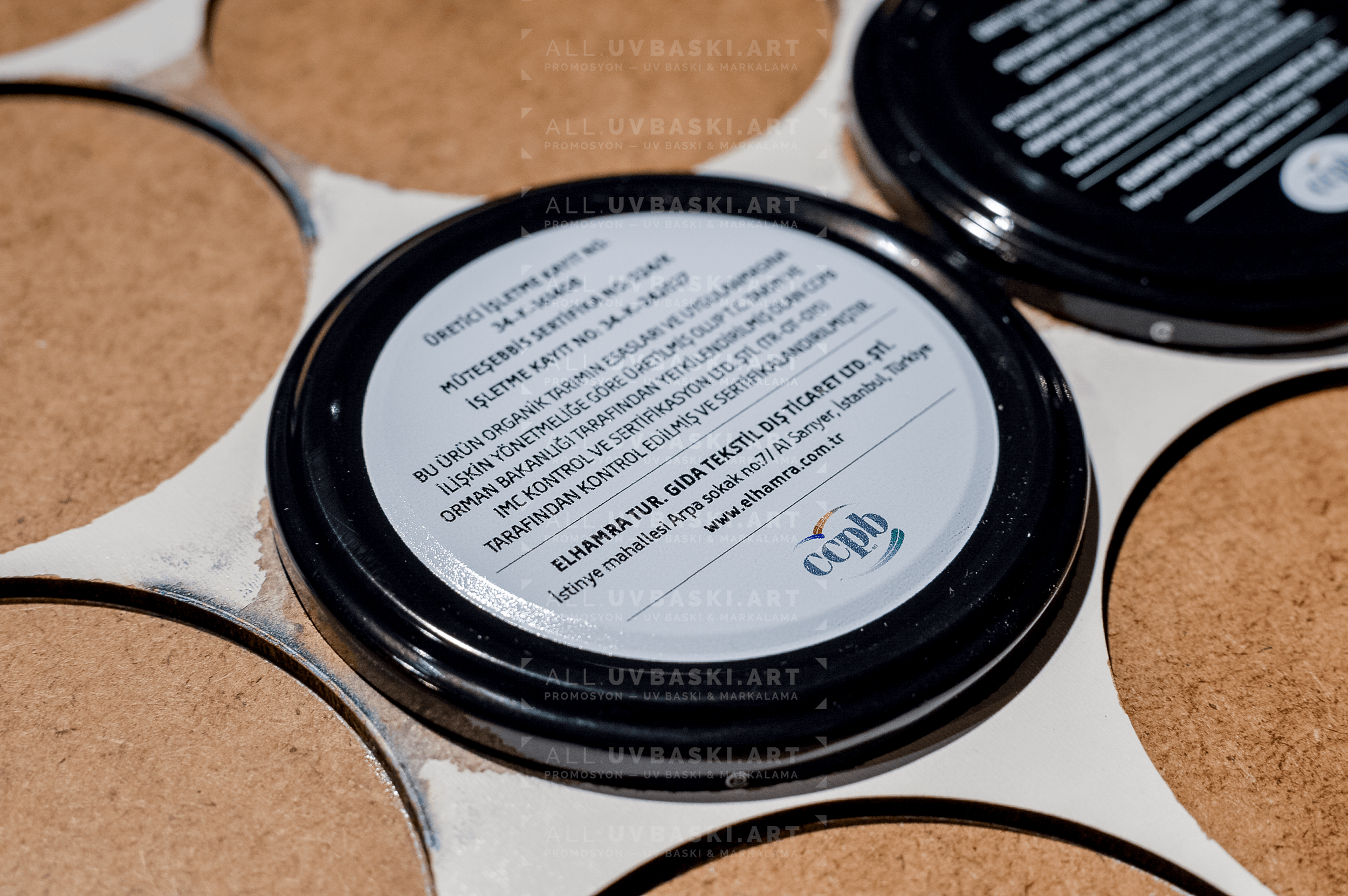 Kavanoz kapağı üzerine firma künyesi ve bilgilerinin baskılandığı, UV baskı örneği.