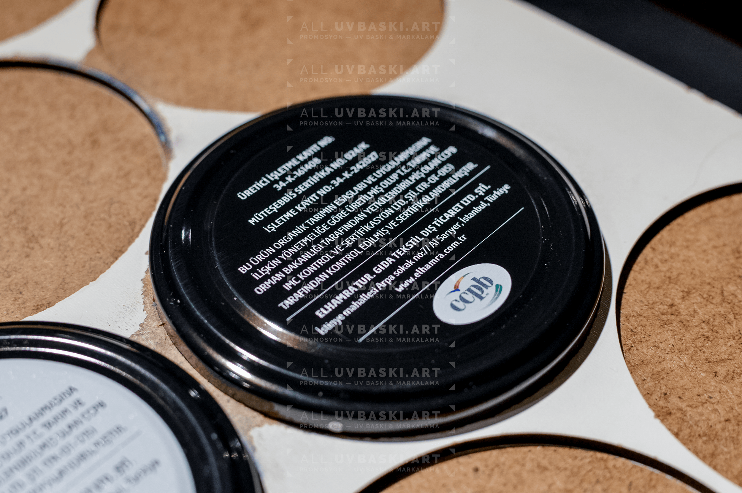Kavanoz kapağı üzerine firma künyesi ve bilgilerinin baskılandığı, UV baskı örneği.
